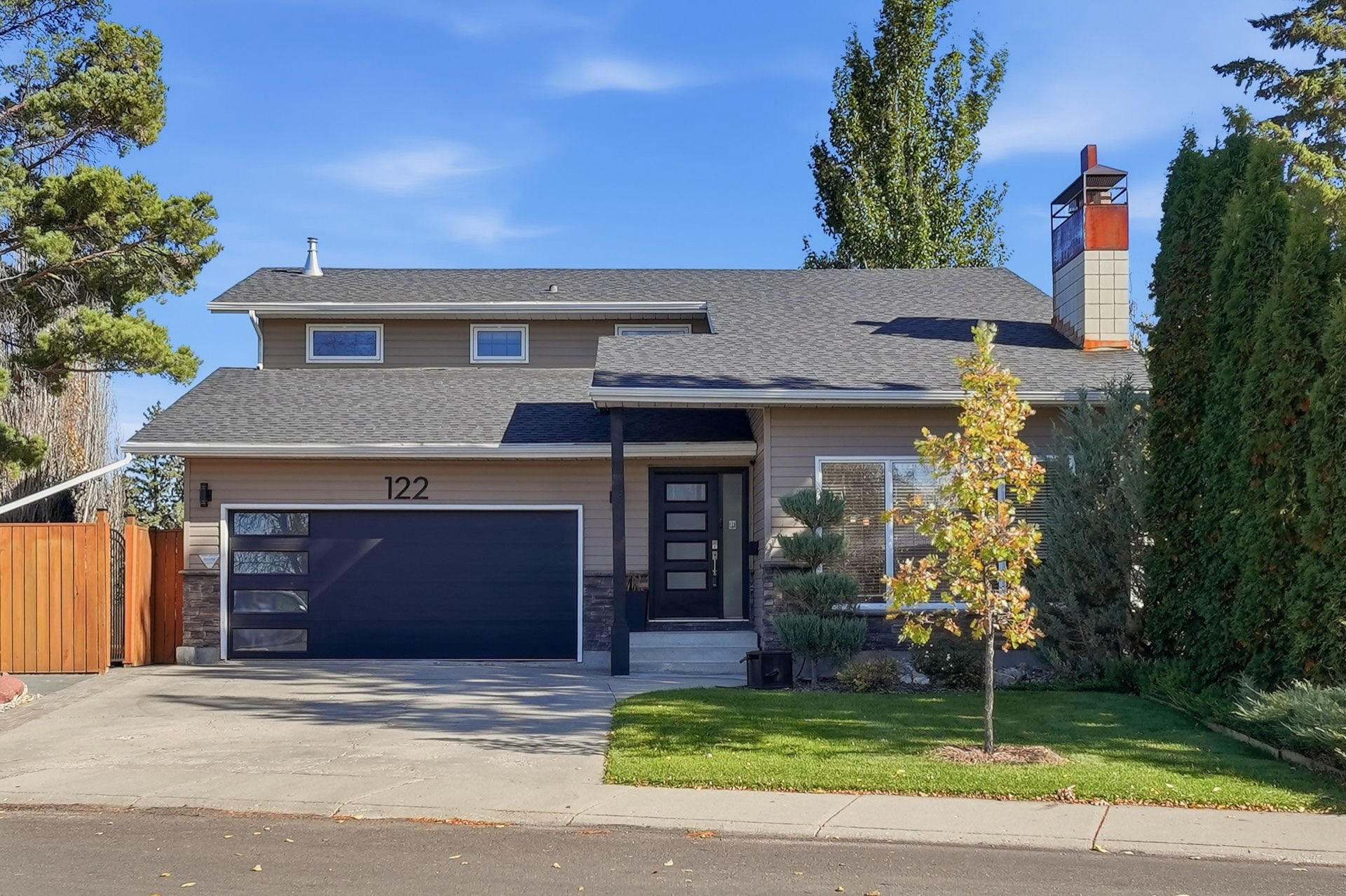 🏡 Beautifully Renovated in Silverwood Heights!
A prime corner lot across from a park, stylish renovations and a backyard made for entertaining—this home has so much to love! ✨
With approximately 2,052 sq. ft. above grade, 4 bedrooms and 4 bathrooms, there’s room to live, work and gather.
🤍 Stunning kitchen renovated in 2023
🤍 Three bedrooms upstairs plus an open office area
🤍 Fully developed basement with separate entrance, gas fireplace, bar and versatile studio space
🤍 Backyard oasis with pergola, glass-railed deck, patio, outdoor bar and seating
🤍 Heated double attached garage
🤍 RV or boat parking with power and side-gate access
Enjoy the convenience of underground sprinklers, a natural gas BBQ hookup and a large electrified shed, too!
🗓 OPEN HOUSE: Sunday, October 11 | 1–3 PM
📝 Offers presented as they come in!
💵 $799,900
122 O’ Brien CRES, Saskatoon, SK
Listing #SK050650
Come explore this beautifully updated home and its exceptional park-facing location. Message me for details or to book your private showing!
Marla Janzen | eXp Realty
#SilverwoodHeights #SaskatoonRealEstate SaskatoonHomes OpenHouseSaskatoon