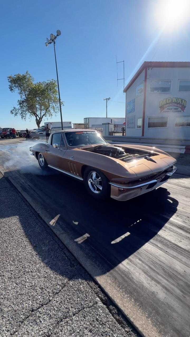 Pro Street class leader Kelly Harvey makes a pass to the 1/8 here at @mokandragway during @briantooleyracing Race Week presented by Norex Engineering!
#raceweek #rockymountainraceweek #corvette #prostreet