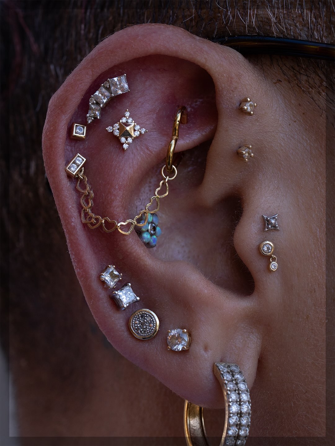 The perfect balance of bold and beautiful. 💛
Gorgeous flat addition by @piercingbyroy from @emberbodyjewelry ✨
#StayTrueBodyPiercing #SafePiercing #APPMember #emberbodyjewelry