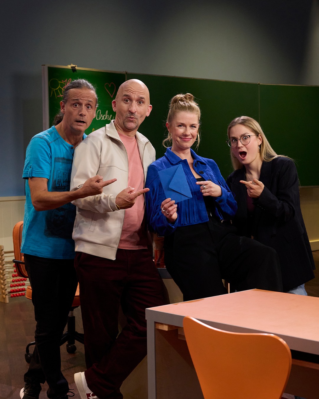 Heute Abend um 21 Uhr gibt's die neue Folge "Nachsitzen" im BR Fernsehen! Und ich habe ganz famose Gäst*innen, nämlich @weberkabarett, @markus.barth und @florentine_osche! Seid ihr auch dabei? Falls ihr keine Zeit habt: Die Folge gibt's ab sofort bereits in der ARD-Mediathek! 📺
Foto: BR / @martina_bogdahn
© BR