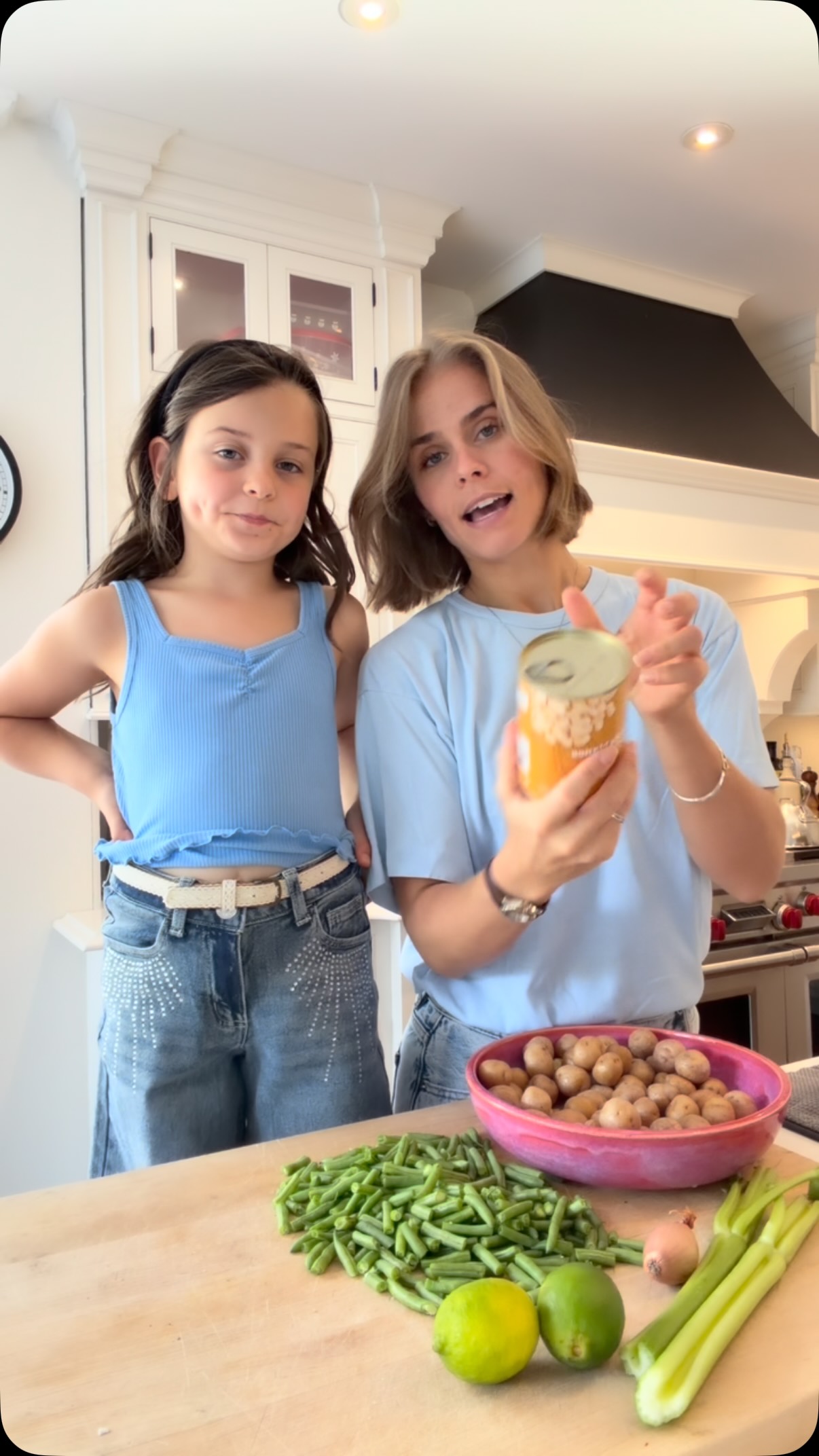 Ma petite partenaire de cuisine depuis qu’elle est bébé. ♡
Louana a toujours cuisiné avec moi, d’abord installée dans son petit siège de bébé ou dans le porte bébé, et maintenant à mes côtés, à couper, mélanger et goûter. Elle me demande même de l’attendre avant de filmer mes recettes parce qu’elle aime tellement ces moments ensemble. Et moi aussi.
Aujourd’hui, on vous partage notre salade style niçoise, à notre façon! Une salade-repas colorée, remplie de textures, de fraîcheur et de bonnes choses. Aussi délicieuse tiède que froide.
SALADE STYLE NIÇOISE, À NOTRE FAÇON
Ingrédients
3 tasses de petites pommes de terre grelots, coupées en deux
2 à 3 tasses de haricots verts, coupés en trois
1 petite conserve de haricots blancs cannellini, rincés et égouttés
2 branches de céleri, coupées
½ tasse de graines de citrouille crues
1 grosse poignée de coriandre fraîche
1 grosse poignée de basilic frais
Sel et poivre
Œufs à la coque, pour servir (facultatif)
Pour la vinaigrette
½ tasse d’huile d’olive
¼ tasse de vinaigre de cidre de pomme (ou mon vinaigre de cidre de feu maison!)
Le jus et le zeste d’une lime
1 c. à soupe de sirop d’érable
1 c. à soupe de moutarde de Dijon
1 échalote française, hachée très finement
Sel et poivre généreusement
Préparation
Dans une casserole d’eau bien salée, cuire les pommes de terre jusqu’à ce qu’elles soient tendres. Ajouter les haricots verts pendant les 3 dernières minutes de cuisson. Égoutter et laisser tiédir.
Pendant ce temps, faire griller les graines de citrouille à sec dans une poêle, à feu moyen, en remuant régulièrement. Lorsqu’elles commencent à dorer, ajouter une pincée de sel et poursuivre quelques instants. Réserver.
Dans le fond d’un grand saladier, mélanger tous les ingrédients de la vinaigrette.
Ajouter les pommes de terre, les haricots verts, les haricots blancs, les graines de citrouille grillées et les fines herbes fraîches. Bien mélanger pour enrober le tout.
Ajuster l’assaisonnement et ajouter un peu de jus de lime frais, si désiré.
Servir avec des œufs à la coque coupés en deux, un peu de sel et de poivre.
Un repas simple, complet, vég�