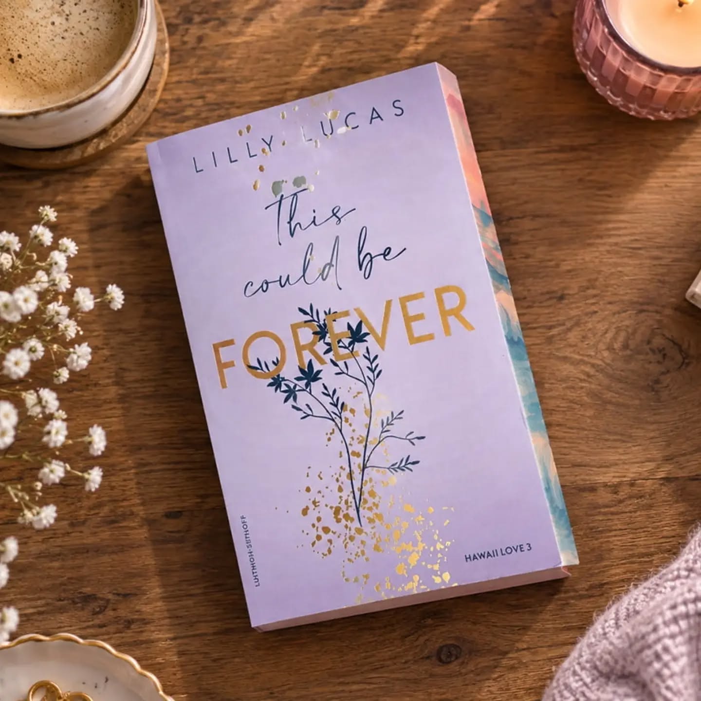 📚Boekentip!📚
Hawaii Love 3 - This could be forever - Lilly Lucas
❤️❤️❤️❤️❤️
• • • • • • • •
💖Lees de hele recensie op: www.happykim.nl
Link in bio💖
• • • • • • • •
Heerlijk! Dit is echt een sfeervolle, emotionele en heerlijke afsluiter van de Hawaii Love-serie!
Moeiteloos keerde ik terug naar Hawaï. Lilly Lucas weet als geen ander een setting neer te zetten waarin je jezelf volledig kunt verliezen. De zon, zee, stranden en het surfen spatten van de pagina’s en geven het verhaal die heerlijke, warme en ontspannen sfeer die ik zo fijn vind aan deze serie.
Lilly Lucas heeft een lichte, toegankelijke en ontzettend fijne schrijfstijl. Haar woorden lezen moeiteloos en de hoofdstukken zitten vol sfeer, emotie en gevoel. Millie en Chip sloot ik meteen in mijn hart en ik leefde vol met hen mee.
Millie en Chip zijn twee personages die duidelijk hun verleden met zich meedragen. Vooral Millie vond ik interessant door de tegenstrijdigheid tussen haar ambities, gevoelens en de angst die de gebeurtenissen uit het verleden bij haar hebben achtergelaten. Mooi is hoe het verhaal laat zien welke invloed verdriet en schuldgevoel kunnen hebben op de keuzes die je maakt en de manier waarop je naar iemand kijkt. Gedurende het verhaal krijgt ook Chip steeds meer diepgang. Hun tweede kans draait daardoor niet alleen om opnieuw verliefd worden, maar ook om loslaten, verwerken, vertrouwen en leren leven met wat er is gebeurd.
De combinatie van romantiek, het wereldje van het Big Wave-surfen en Millies werk als filmmaker is pakkend en wist me enorm te boeien. Vooral het surfen zorgt voor een extra spanningslaag, doordat Millies angst en Chips passie voor deze gevaarlijke sport regelmatig tegenover elkaar komen te staan.
Het verhaal wordt rustig opgebouwd, waardoor de romantische ontwikkeling de tijd krijgt om zich op een natuurlijke en geloofwaardige manier te ontvouwen. Ik vond het mooi hoe Lilly Lucas de gebeurtenissen uit het verleden steeds verder laat doorwerken in het heden. Zeker richting het plot kreeg ik een brok in mijn keel en wist het verhaal me echt te ontroeren. Het weerzien met bekende personages uit de eerdere delen maakte dit boek voor mij extra bijzonder. ⬇️⬇️
