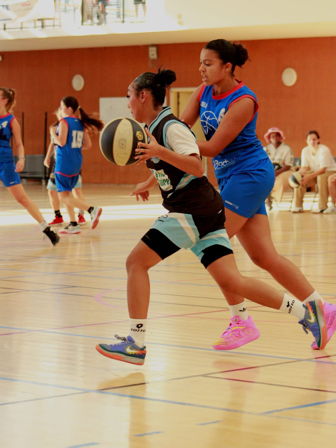 📸📸 Retour en images sur le match U18F2 face à l’ASUL Lyon Basket !
📸 @clara_photo_69
#SudLyonnaisBasket #SellesB #U18F
