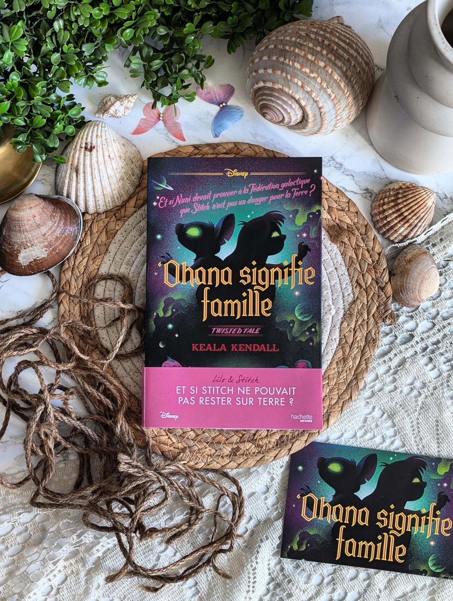 ✨ Ohana signifie famille - Keala Kendall ✨
Quel plaisir de retourner à Hawaï avec Stitch !
Dans cette nouvelle aventure, notre petit extraterrestre préféré se retrouve dans une situation plutôt compliquée. La Fédération galactique commence à se demander s’il a réellement sa place sur Terre et auprès de Lilo. Pour éviter qu’il ne soit séparé de sa famille, Stitch va devoir montrer qu’il est capable de maîtriser son côté destructeur.
Et forcément, demander à Stitch de respecter des règles et de rester tranquille, c’est probablement la pire idée possible.
J’ai beaucoup aimé retrouver cet univers, mais surtout voir les personnages dans une histoire qui ne reprend pas simplement celle du dessin animé. On reconnaît immédiatement leurs personnalités et ce qui fait leur charme, tout en découvrant une nouvelle aventure qui permet de développer certains liens.
Nani a notamment une place importante dans cette histoire et j’ai apprécié de la voir davantage mise en avant. Elle doit composer avec Stitch, ses problèmes et tout ce qui risque de bouleverser leur équilibre familial. Leur dynamique apporte pas mal de situations amusantes, mais aussi quelques moments plus touchants.
Stitch est toujours aussi attachant. Il peut être complètement infernal, faire n’importe quoi et mettre tout le monde dans des situations impossibles… mais difficile de lui en vouloir bien longtemps. C’est justement ce mélange entre chaos et tendresse qui fonctionne toujours aussi bien avec lui.
J’ai trouvé la lecture très accessible et agréable, avec suffisamment d’humour pour retrouver l’esprit de Lilo & Stitch sans que l’histoire repose uniquement sur les blagues. Le roman parle aussi beaucoup de la place que l’on cherche auprès des autres et de ce qui fait réellement une famille.
En bref, j’ai passé un très bon moment avec cette nouvelle aventure de Stitch. C’est léger, drôle et mignon, tout en apportant une histoire différente à cet univers que j’aime beaucoup. Une lecture parfaite pour retrouver un peu de magie Disney et, surtout, notre petit extraterrestre préféré.
#Bookstagram #OhanaSignifieFamille #KealaKendall #LiloEtStitch #SortieLittéraire
