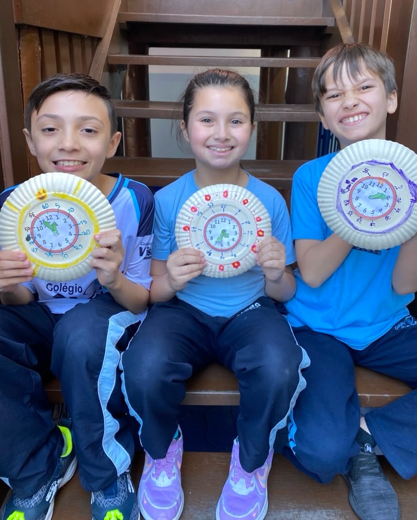 Aprendendo sobre as horas! ⏰✨
Os alunos dos 3º anos confeccionaram seus próprios relógios e aprenderam, de forma prática e divertida, a ler as horas e compreender a passagem do tempo 📚💙
#colégiovisãocamboriú #aprendendoashoras #matrículasabertas #colégio