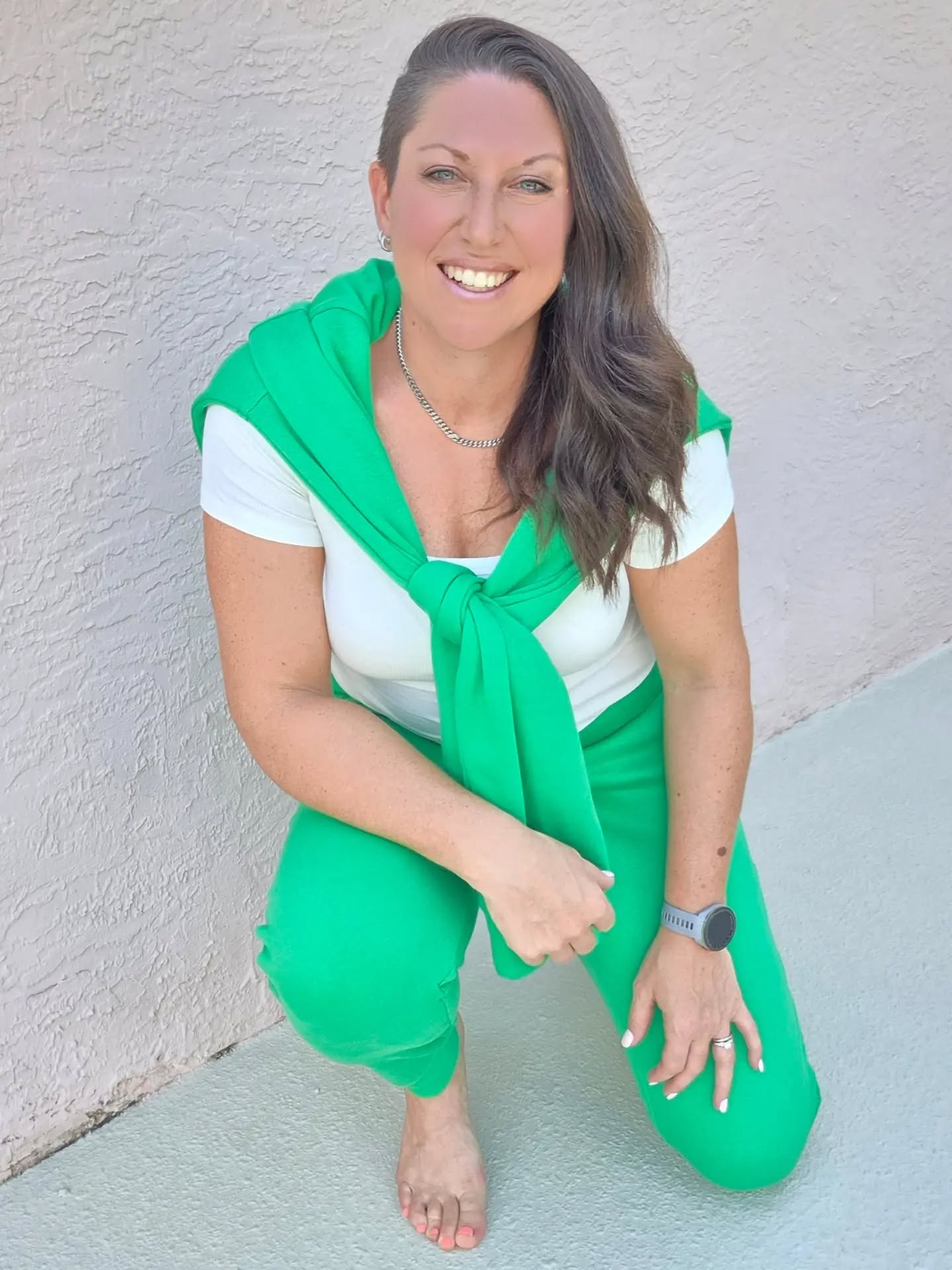 Strong looks good on you. 💚✨
One of my favorite things about getting older is realizing that fitness isn’t just about what happens in the gym.
It’s about feeling strong.
Feeling confident.
Feeling good in your body.
And yes… enjoying the clothes you wear along the way. 😉
A matching set that makes me feel put together AND comfortable? I’ll take it. 😂
Because we’re not chasing a smaller version of ourselves over here. We’re building **energized, confident, strong** women. 💪❤️
Wearing @cocoburry 💚
#StrongWomen #Cocoburry #sweats #greeneyedgirl