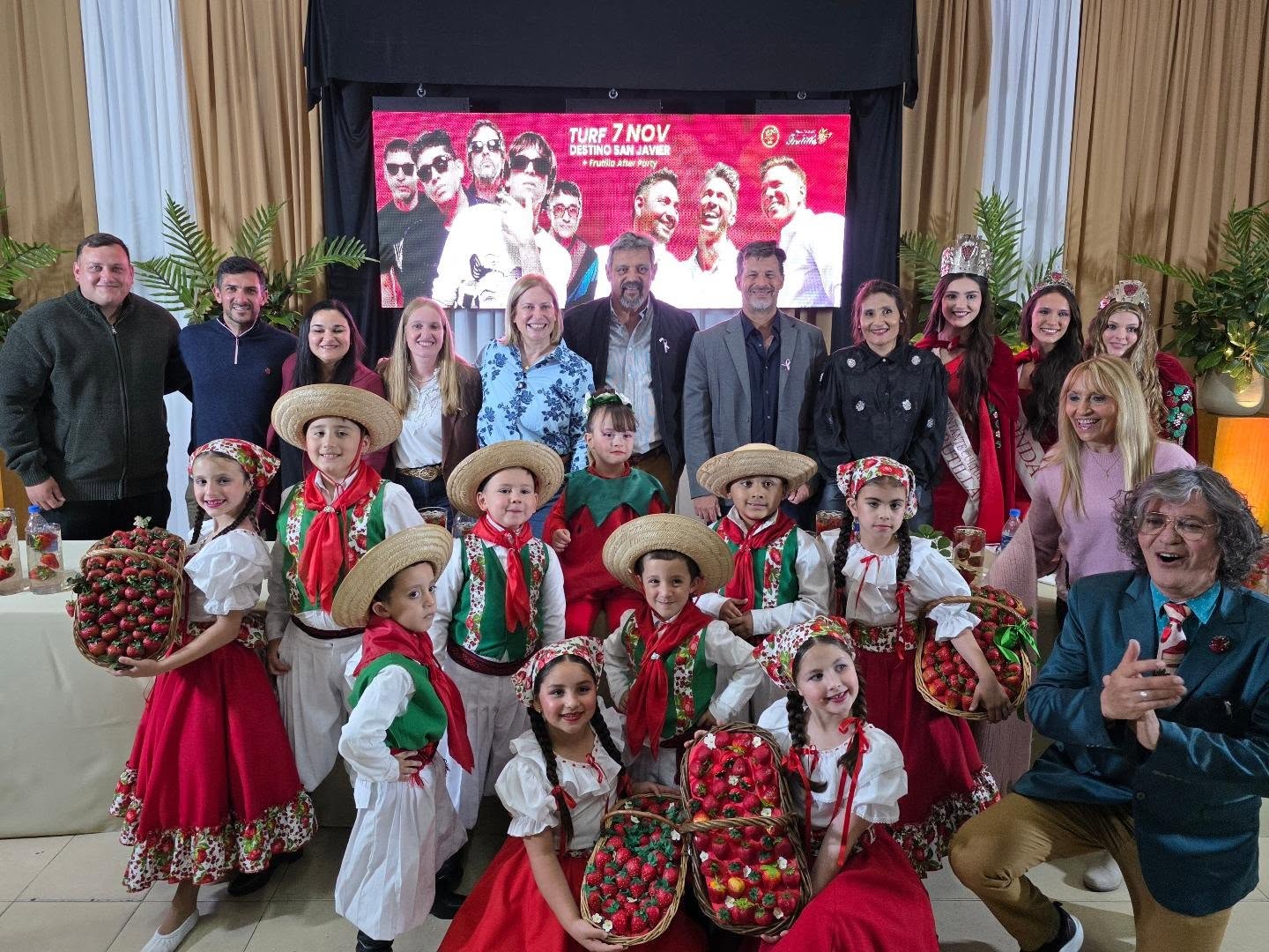¡Si hablamos de frutillas 🍓, hablamos de Coronda!
Fui al lanzamiento de la 67ª Fiesta Nacional de la Frutilla, una celebración que es parte de la identidad de esta ciudad y que toda su gente prepara con muchísimo trabajo y alegría.
¡Agendá la fecha! 6, 7 y 8 de noviembre, Coronda nos espera para vivir una gran fiesta.
@fiesta.nacionaldelafrutilla