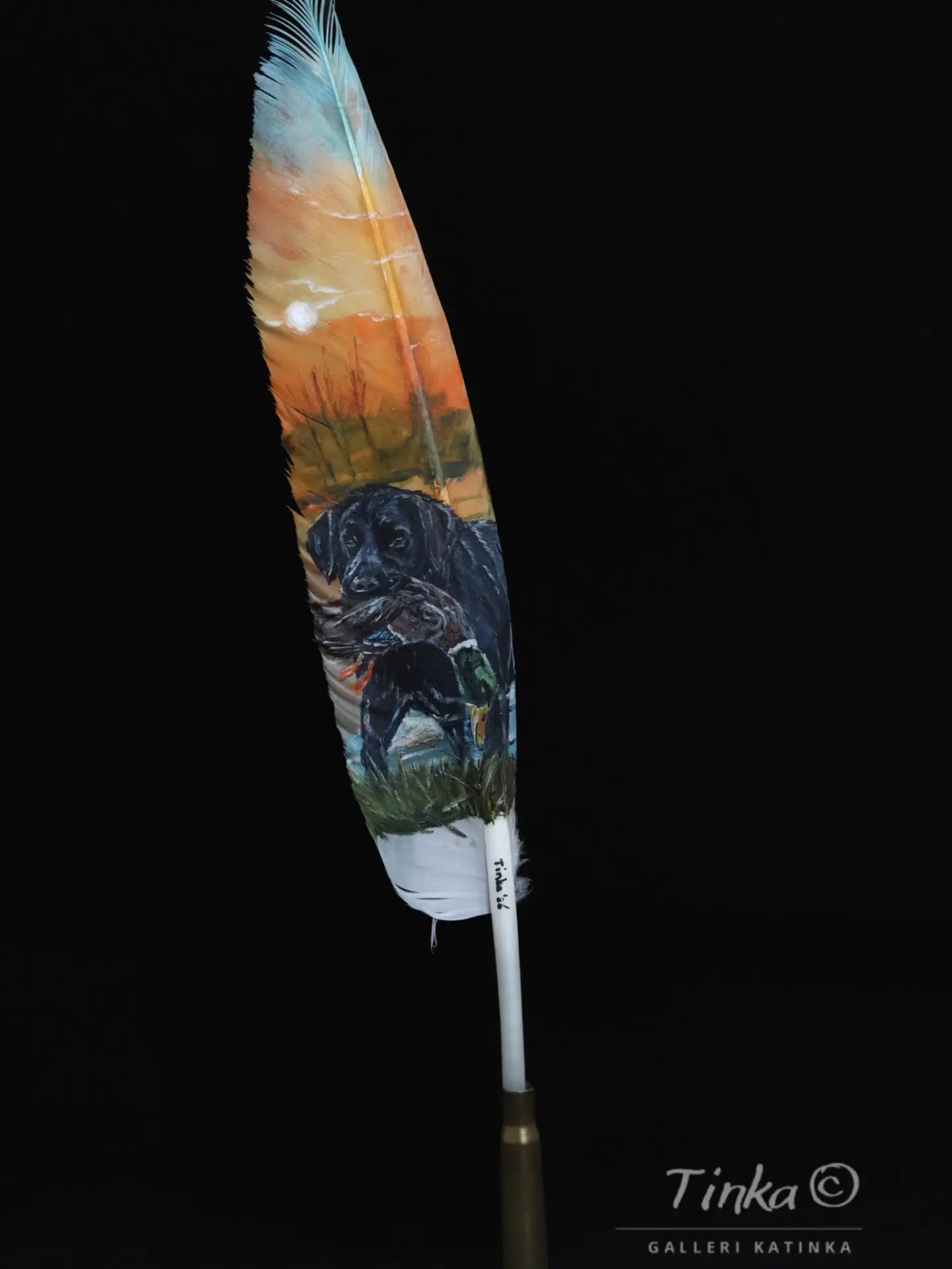 🇩🇰 Denne håndmalede gåsefjer er færdig og søger en ny ejer. Måske som gave til en du kender, eller til dig selv?
🇬🇧 This hand-painted goose feather is finished and looking for a new owner. Perhaps as a gift for someone you know, or maybe for yourself?