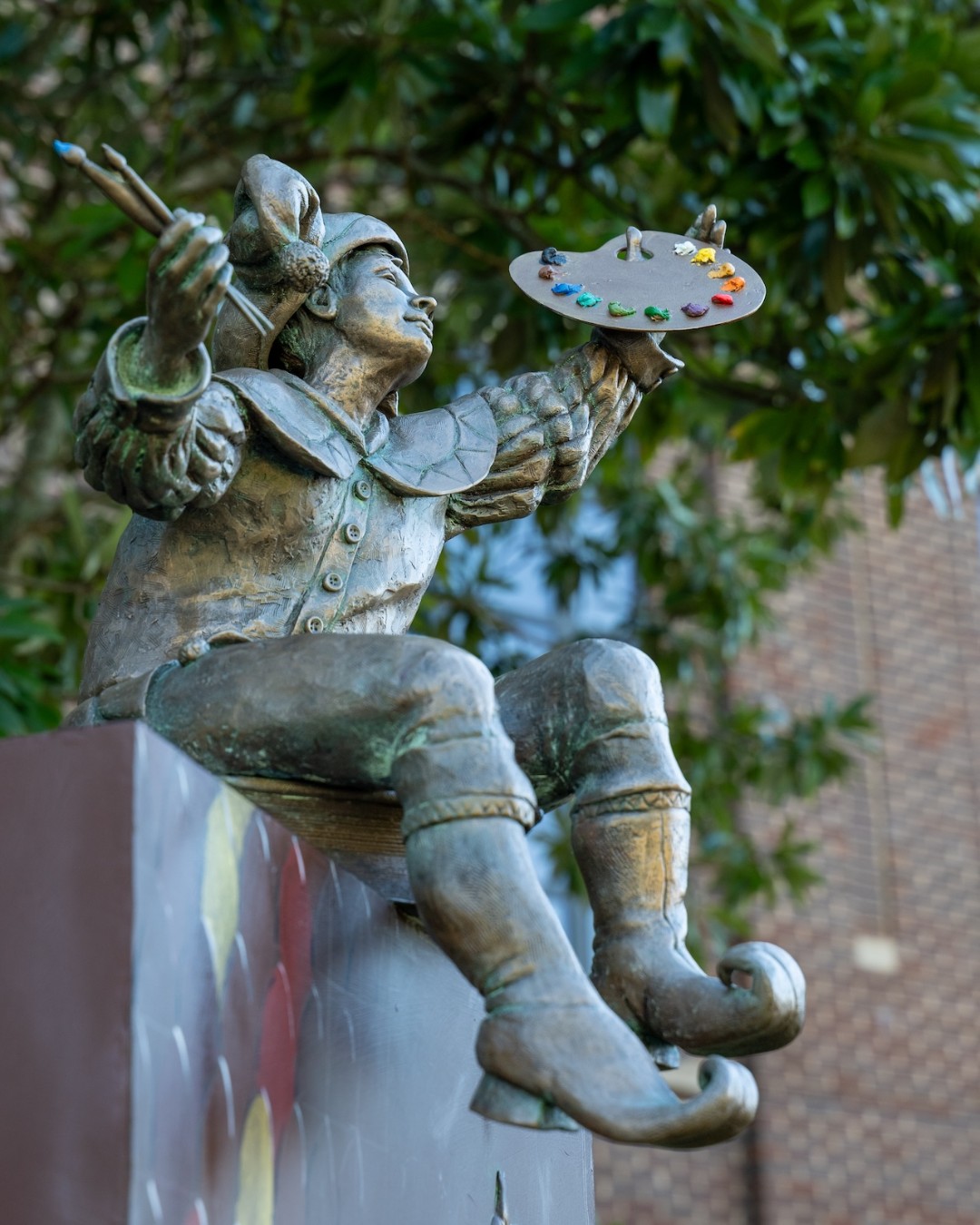 Meet 'Triumph of the Arts' by @aldo_muzzarelli 🎨
On display in the Gross Memorial Garden at @claytoncenterforthearts ✨ This playful figure feels right at home among the flowers — palette in hand, paintbrushes raised, and ready to celebrate the creative spirit 🎭
See the piece in person this fall during one of the Clayton Center's many upcoming events ➡️ 🔗
📸 Photography by @r.armbrust