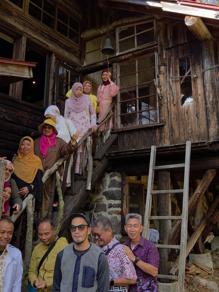 ムスリム旅行者による浄土平高原紅葉ツアー。
A tour of the autumn colours on the Jododaira Plateau for Muslim travellers.
由穆斯林旅客帶領的淨土平高原楓葉之旅。
#daytour #packagetour #muslim #fukushima #japan