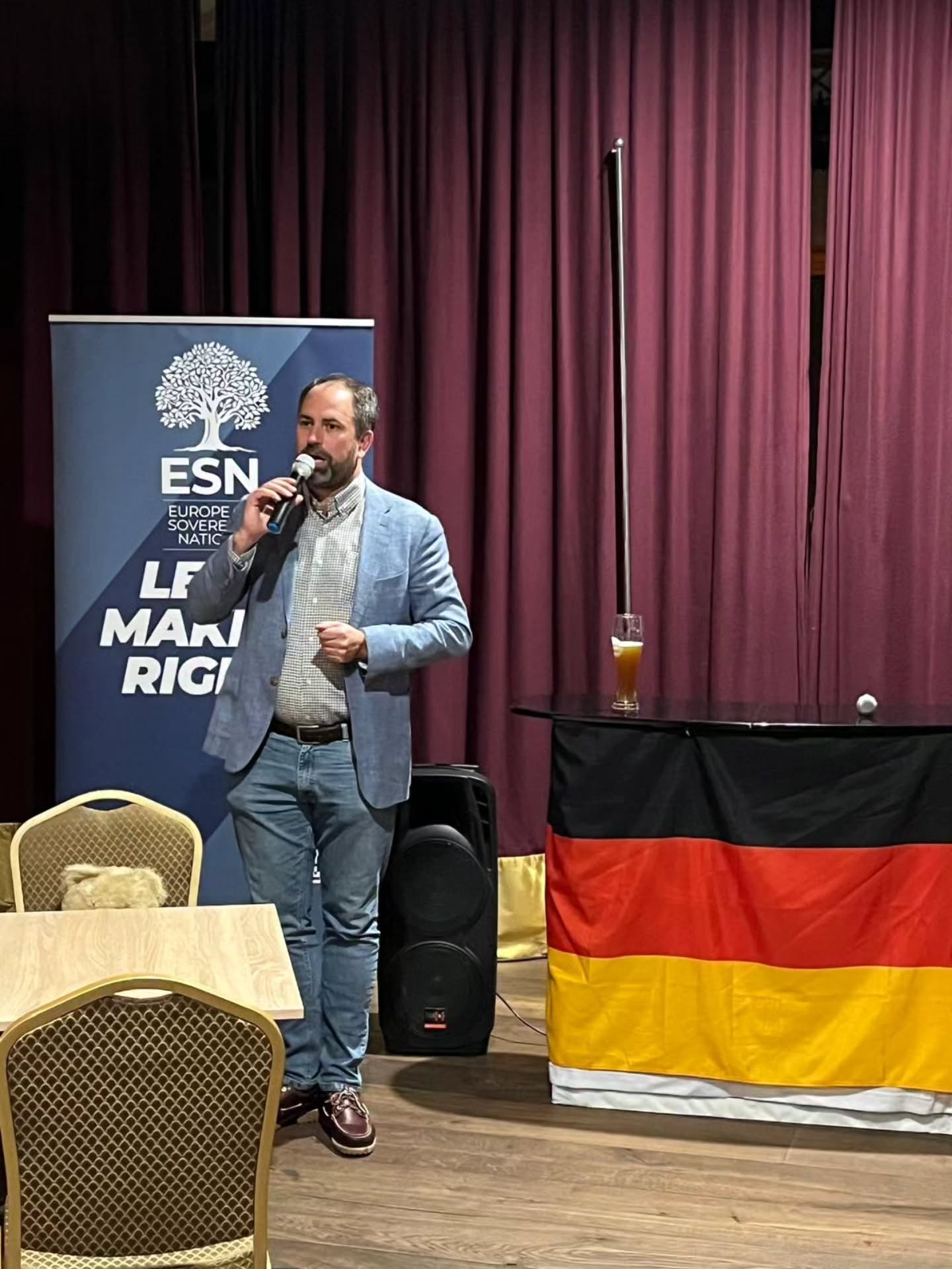 ESN-Bayerntour: Mehr Bayern, weniger Brüssel!
Gelungener Auftakt unserer Bayerntour im Kreisverband München-Land bei Christina Specht!
Gemeinsam mit meinem Kollegen @reneaust.afd berichtete ich aus unserer Arbeit im Europäischen Parlament. Im Mittelpunkt standen das ideologisch vorangetriebene Verbrennerverbot, die zunehmende Deindustrialisierung und die Folgen der EU-Politik für unseren Wirtschaftsstandort.
Europa braucht eine Politik, die Industrie und Arbeitsplätze stärkt, statt sie durch immer neue Vorschriften zu belasten!
Herzlichen Dank an Christina Specht und den KV München-Land für die Einladung!