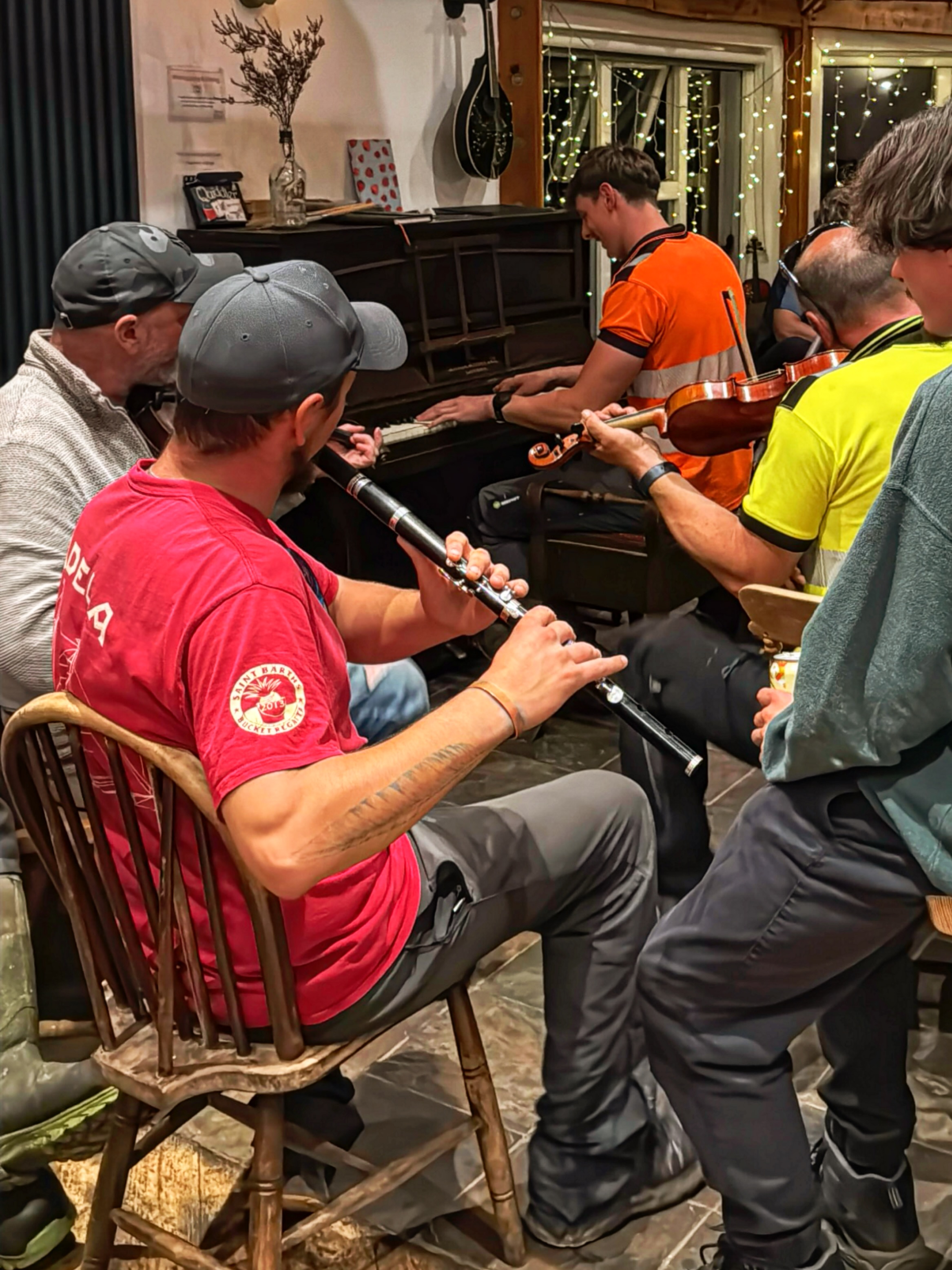 ☀️ TRADITIONAL MUSIC SESSION ☀️
Saturday 10th October with special guests @macfarlane_iain and friends! 🎻
3-6pm, bring your fiddle, guitar, voice or tin whistle! ✨