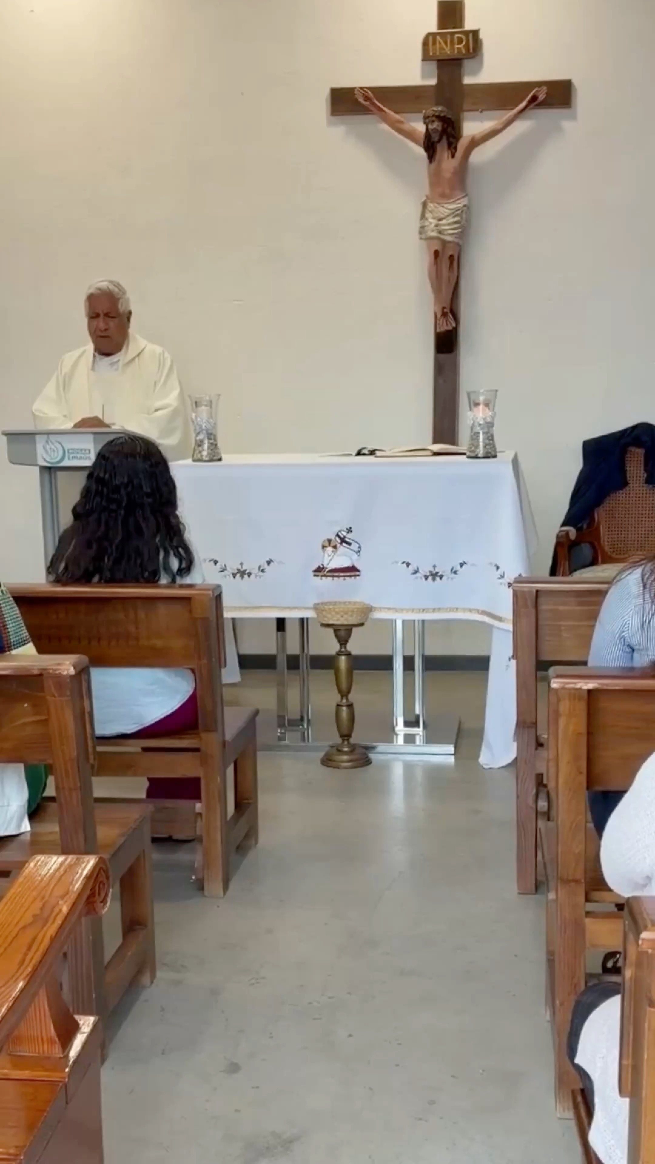 Hoy, la fe nos reunió en #HogarEmaús para compartir un momento de oración y paz guiados por el Padre Diego y un mensaje muy bonito. 🙏🏻🤍