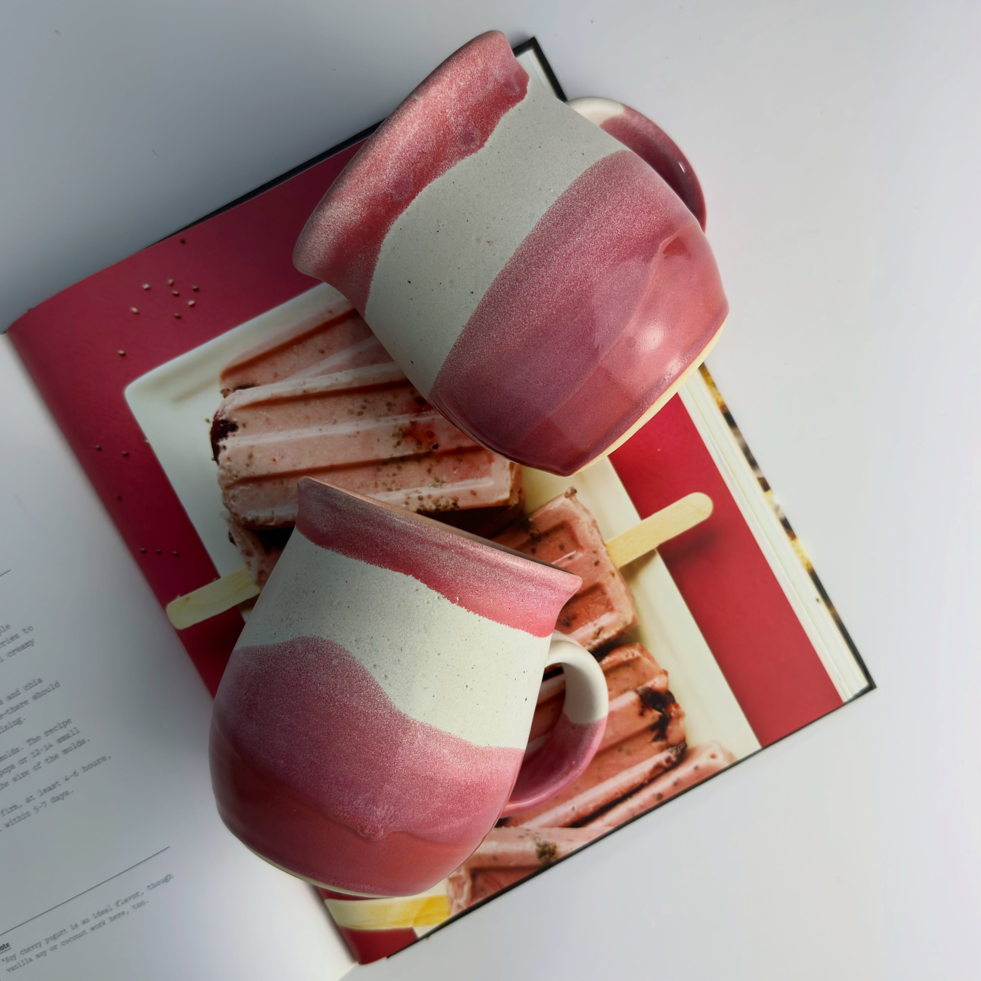 #day5 of posting everyday for a month! Today is a new colour combo strawberries and cream for the pink lovers in your life. Pink glazes have a love hate relationship with many and often are quite vocal! How a colour can bring such debate amazes me but there you are. I love a pink glaze, how about you?
#pinkglaze #pinklover #handmademug