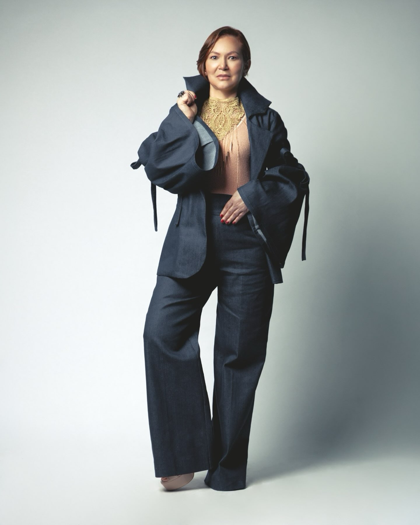 Un traje también puede ser de denim.
Es un conjunto de algodón: blazer de mangas amplias con lazo y pantalón de tiro alto y pierna ancha. Dos piezas que se llevan juntas o por separado, con lo que ya tienes en el clóset.
Como toda la cápsula atemporal, está pensado para durar y combinarse.
Photo: @photo_by_pablo
Make-up: @dannymeraki
#EveValverde #Denim #SlowFashion #DiseñoCostarricense