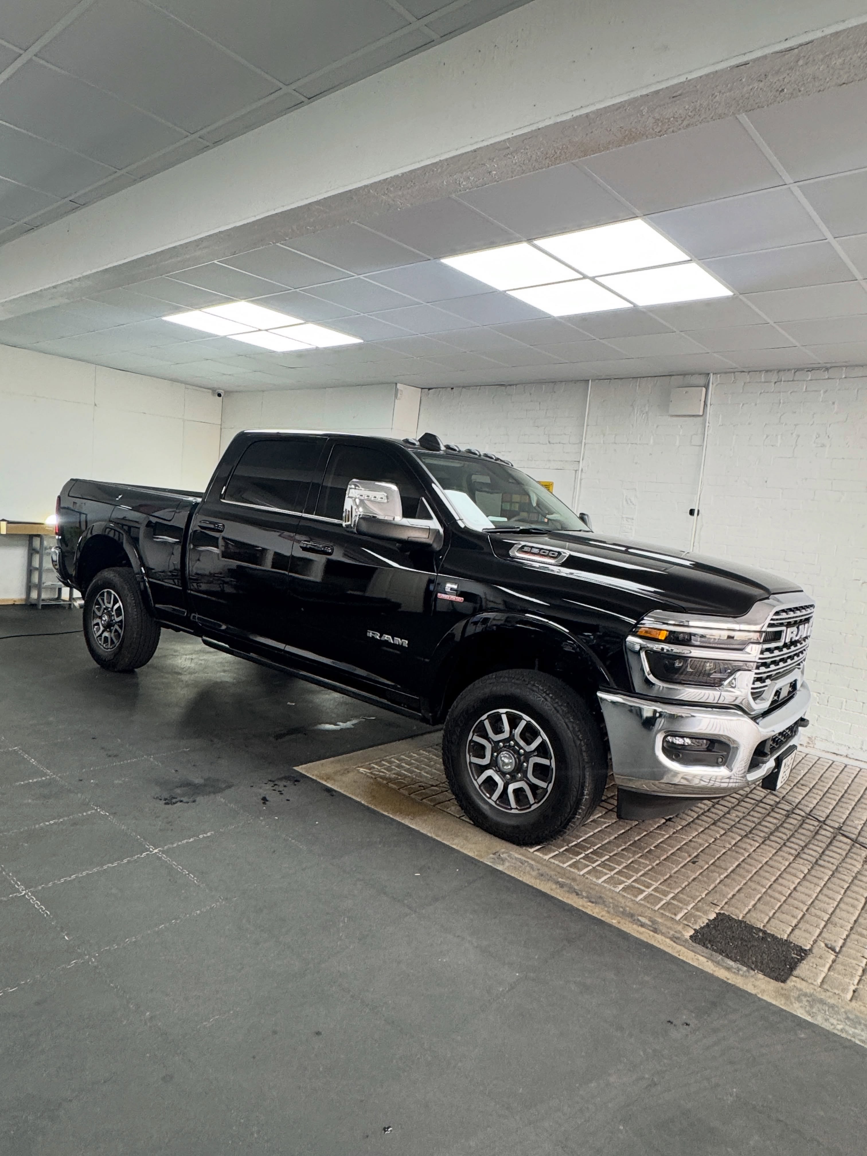 Now this is what you call a proper truck! 🛻💪
This absolute monster of a Dodge RAM came in for some window tinting. Not something you see every day on UK roads! 🇬🇧
Big, bold and impossible to miss. Now looking even better with those tinted windows! 🔥
#DodgeRAM #RAMTrucks #WindowTinting #TheWrapper #AmericanTrucks