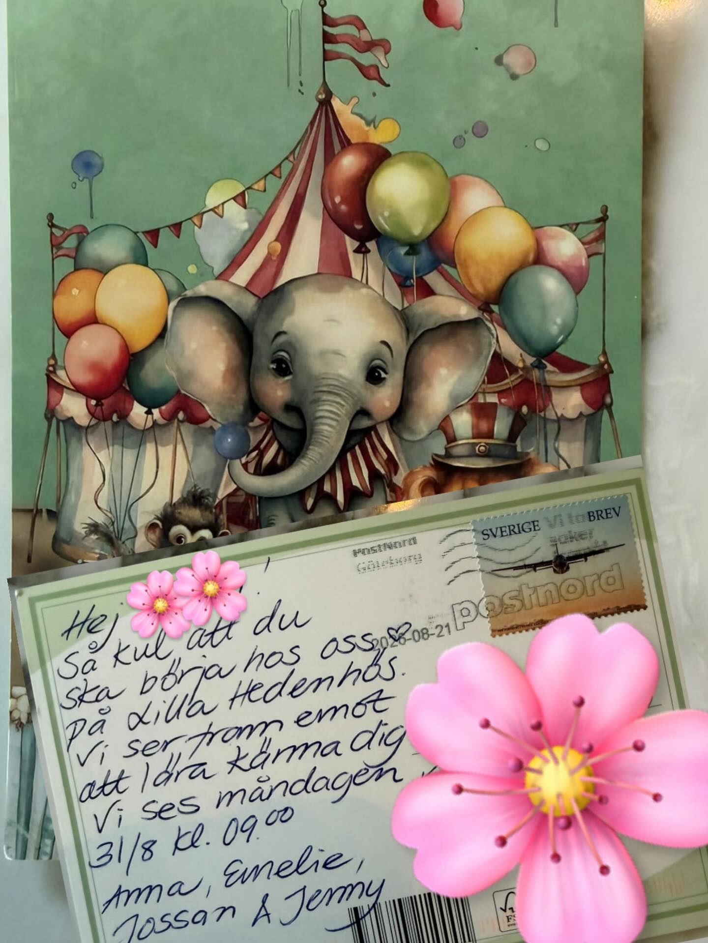 💌 Så här kan det se ut när våra barn ska börja på förskolan.
Ett litet vykort i brevlådan, fyllt av värme och ett fint välkomnande till Hedenhös. En så omtänksam gest som gör både barn och föräldrar glada och skapar trygghet redan från första stund.
Det speglar precis den fina, personliga och trygga förskola som Hedenhös är – med världens finaste pedagoger. 💛
/Hedenhös medlemföräldrar
#föräldrakooperativ #förskola #förskolepedagoger #föräldrakooperativethedenhös #förskolaikullavik