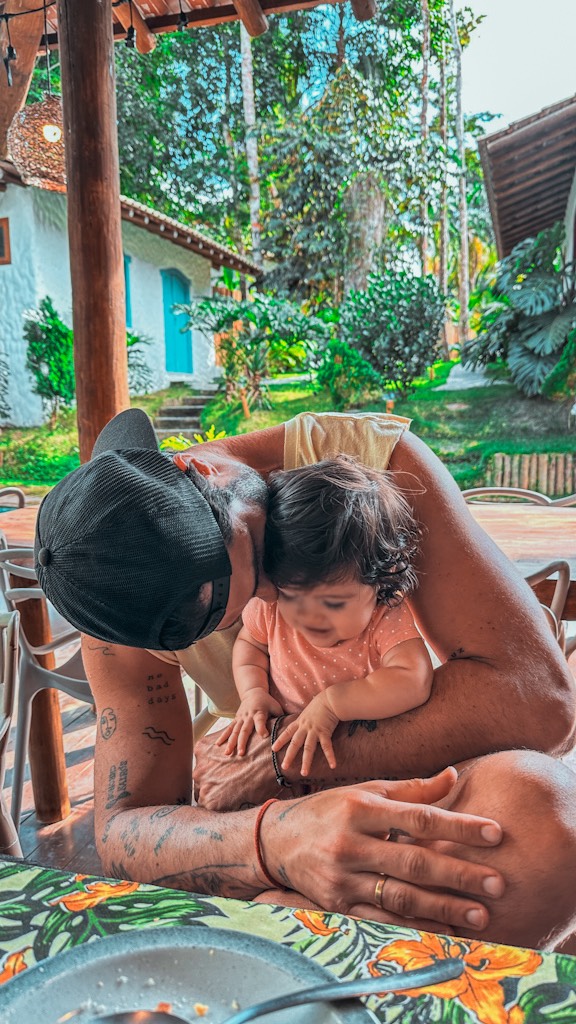 Meu sonho nunca foi simplesmente “viajar o mundo”.
Quando eu era engenheiro, trabalhava numa empresa, tinha salário, estabilidade e uma vida que, de fora, parecia estar no caminho certo.
Mas por dentro eu queria outra coisa.
Em 2018 eu pedi demissão, coloquei uma mochila nas costas, levei meu skate e fui embora sem saber direito onde aquilo ia dar.
O que era pra ser uma viagem virou uma vida inteira.
Vieram mais de 50 países.
Vieram estradas, mochilas, carros, praias, montanhas, perrengues e histórias que eu nunca teria vivido se tivesse ficado esperando o “momento certo”.
Depois vieram os cachorros.
Veio a Stephanie.
Veio a Sophie.
Vieram novos projetos, novos medos e uma definição completamente diferente do que é liberdade pra mim.
Antes eu achava que liberdade era não ter nada me prendendo.
Hoje eu acho que liberdade é poder escolher a vida que quero viver e ter ao meu lado pessoas e bichos pelos quais vale a pena ficar.
Meu sonho também mudou.
Hoje eu não quero chegar em algum lugar específico.
Quero continuar curioso.
Continuar criando.
Continuar viajando.
Estar presente na infância da minha filha.
Levar meus cachorros junto sempre que der.
Construir coisas que me permitam viver assim.
E, principalmente, não voltar a passar anos vivendo uma vida que fazia sentido para todo mundo, menos para mim.
Talvez o sonho não seja um destino.
Talvez seja olhar para a própria vida e pensar:
“Era mais ou menos isso que eu queria viver.”
E hoje, pela primeira vez, eu sinto que estou bem perto disso.
Bora viver.