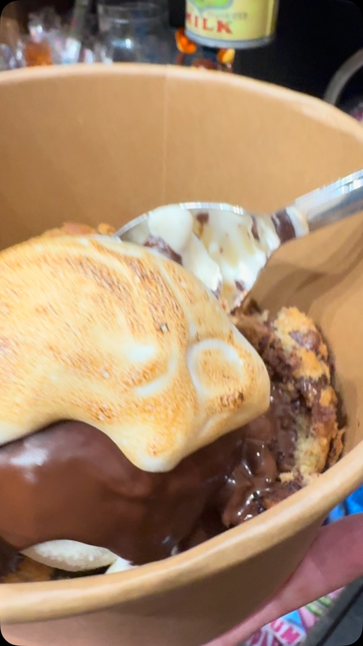 THE S’MORES COOKIE SUNDAE!
A warm, giant S’MORES COOKIE topped with Vanilla Ice Cream, Magic Shell and Toasted Fluff. It’s like Summer didn’t end!
🍫🥡🍫🥡
#smoressundae #icecream #candy #dessert #uesnyc