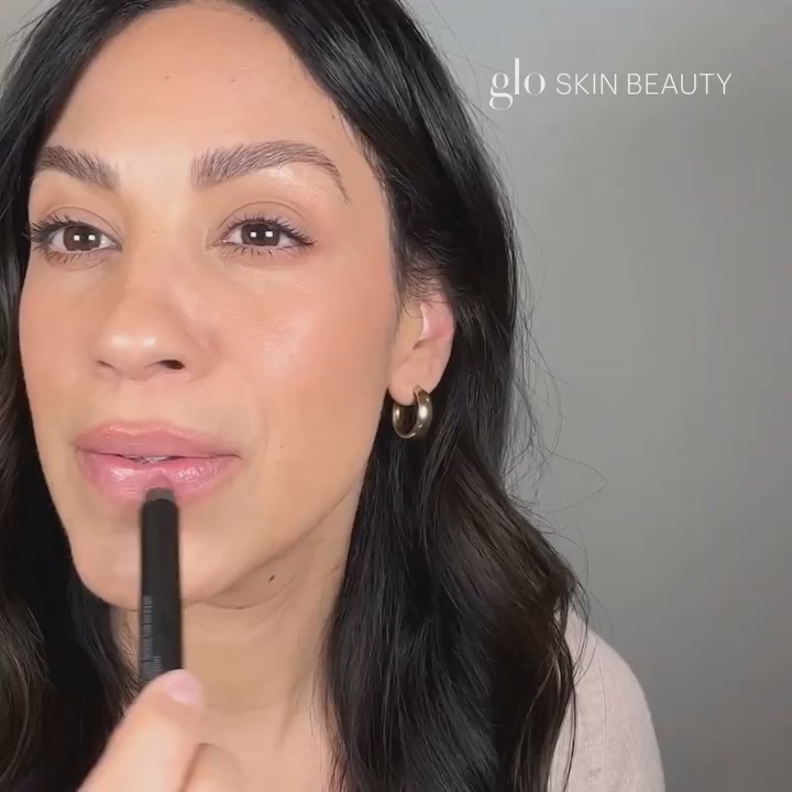 Kijk. Dít bedoel ik dus. 😍 Soms zie je een kleur als swatch en denk je: mooi. En dan zie je hem op de lippen en denk je: oké, die wil ik. 😂
Door de crayonvorm van de Glo lippencrayons kan je heel precies langs je lipcontour werken en daarna meteen je volledige lip inkleuren. Snel, makkelijk en je hebt niet eerst drie verschillende lipproducten nodig om tot een mooie liplook te komen.
En die herfstkleuren… 🍂🤎 Geef mij maar die warme nudes, zachte rozetinten en iets diepere kleuren zodra het buiten kouder wordt.
Kom jouw herfstfavoriet gerust ontdekken in het salon of bekijk de kleuren op de webshop. 🍂🤎
€25 per stuk
Veel liefs,
Lien
Pur’elle Huidinstituut
☎️ 0494 58 65 50
📩 info@purelle.be
🌍 www. purelle .be
📍Kumtich (Tienen)