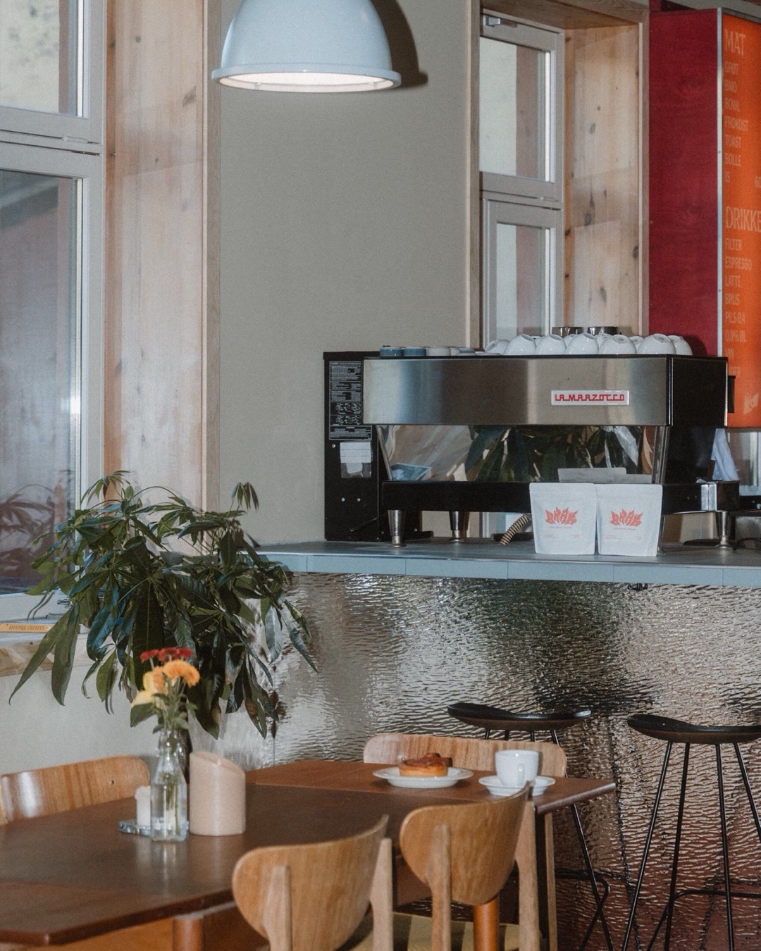 Kaffe og klatring – ganske fin kombinasjon. 🧗🏻♀️☕️ Vi tok turen innom nyåpnede @brakbuldring i Oslo – et nytt buldresenter i Østerdalsgata med plass til både klatring og en kaffepause.
I kaffebaren finner du kaffe brent av Adrian fra @kaffi.roastery, servert sammen med nydelig bakst og noe godt å spise. Definitivt verdt et besøk – enten du kommer for buldringen, kaffen eller begge deler.