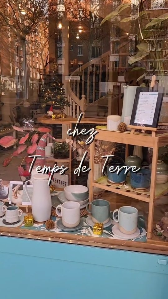 ✨Boutique de Noël✨
à l'atelier Temps de Terre
Le week-end arrive !!
Et voici nos horaires pour venir nous rendre visite et découvrir les céramiques spécialement faites pour vous !
Oui ! Pour vous !! qui aimez glisser un brin de poésie dans vos rituels du quotidien avec une vaisselle entièrement faite à la main ici même dans notre atelier.
2 Week-ends spéciaux Boutique de Noël :
• 13 & 14 décembre
• 20 & 21 décembre
Samedi : 11h – 19h
Dimanche : 13h – 18h
En semaine :
• Du lundi au vendredi : 11h – 19h
⚠️fermeture lundi 15/12⚠️
Attention !!
Ici vous serez chouchouté, des bonnes tisanes et un delicieux chocolat chaud vous attendent.
Alors vous venez ?
À très vite !
🎄🎁🎄