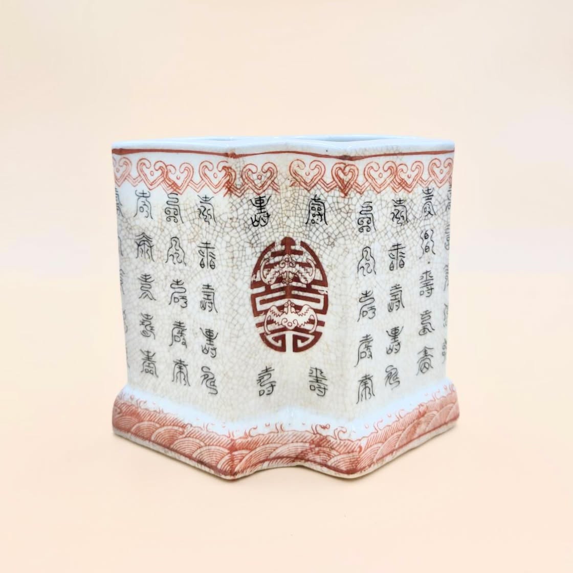 🟢 DOSTĘPNY | PREMIUM Pędzlownik 100 pomyślności, Chiny, lata 1900-1930.
Wykonany u schyłku późnej dynastii Qing, ten piękny pędzlownik (brushpot/bitong) jest udekorowany silnymi symbolami pomyślności. W jego centrum znajduje się znak długowieczności 壽 (shòu) w towarzystwie nietoperzy. Motyw ten łączący określa się opisowo po prostu jako „nietoperze wokół znaku długowieczności”(bats surrounding the shou medallion). W chińskiej symbolice nietoperz (fú, 蝠) jest homofonem słowa oznaczającego szczęście lub błogosławieństwo (fú, 福), dlatego kompozycja ta łączy życzenia szczęścia i długiego życia.
Reszta naczynia pokryta jest dekoracją 100 znaków pomyślności. U podstawy dekoracja w postaci fal, na górze symbole rui.
Chińskie znaki ruyi (如意) oznaczają „zgodnie z życzeniem” i symbolizują pomyślność, spełnienie pragnień oraz powodzenie. Motyw ten wywodzi się od ceremonialnego berła ruyi, którego głowica miała charakterystyczny, zakrzywiony kształt, a z czasem stała się popularnym ornamentem w chińskiej sztuce, zdobiąc porcelanę, wyroby z laki i przedmioty dekoracyjne.
Kształt hexagon.
Na spodzie sygnatura Da Qing Daoguang Nian Zhi (大清道光年製), apokryficzna. Przedmiot wykonany w okresie późnej Dynastii Qing lub Republiki.
Wymiary: 12 cm x 6 cm x 14 cm
Stan idealny.
650 PLN + 20 PLN koszt przesyłki
Wystawiamy certyfiakty autentyczności.