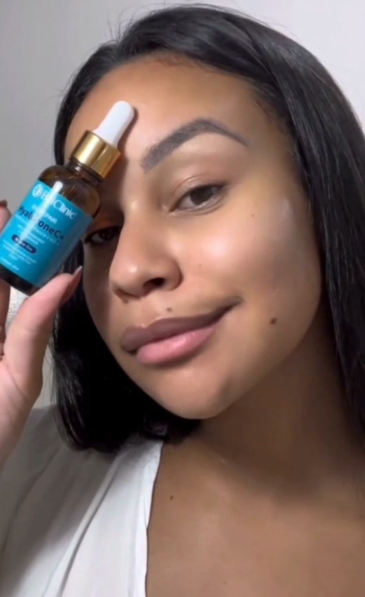 A dupla líder no skincare preventivo para a sua pele! 💧✨
Quer uma rotina de cuidados simples, mas extremamente eficiente? A união do Hyalurone C+ com a Vitamina C é o combo perfeito para transformar a sua pele!
Enquanto um garante hidratação profunda e combate a flacidez, o outro entra em ação tratando manchas, melasmas e estimulando a produção natural de colagénio.
👉 Quer garantir a sua dupla? Clique no link da bio e adquira já a sua! 🔗🛍️
#skincare #autocuidado #dermoativos #belclinic