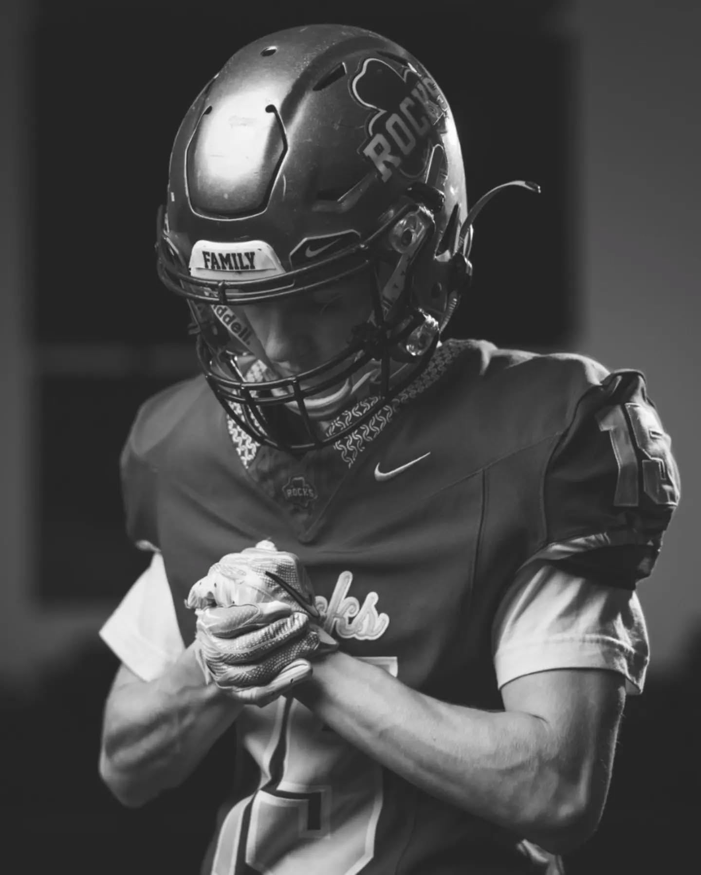 Sneak peek of the latest Senior session after getting an opportunity to work with @evan_crow08 last weekend. Really enjoyed the shots we were able to get!
@seniorsznmagazine
#seniorportaits #seniorpictures #seniorphotographers #senioryear #footballportraits