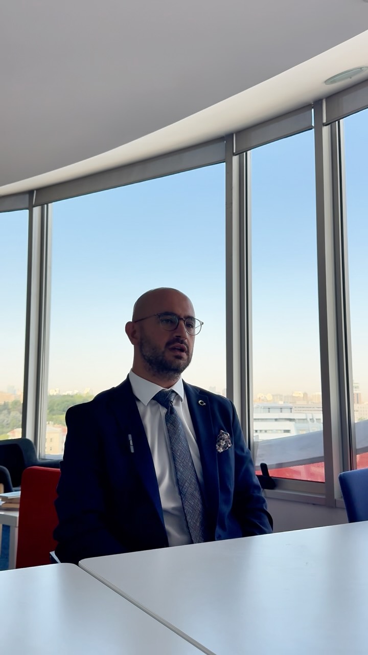 KalDer Ankara Şubesi olarak KalDer rehberlerinin tecrübelerini paylaştığımız röportaj serimizin ikinci konuğu Oğuz Gez oldu.
Bu keyifli röportajda Oğuz Gez ile yalın üretimin en sade halini, bu kavramın özünü ve yalın yaklaşımın bir kurum için neden bu kadar kritik bir önem taşıdığını konuştuk.
Kurumsal mükemmellik yolculuğunuzda rehberlik edecek yeni röportajlarımız için takipte kalın