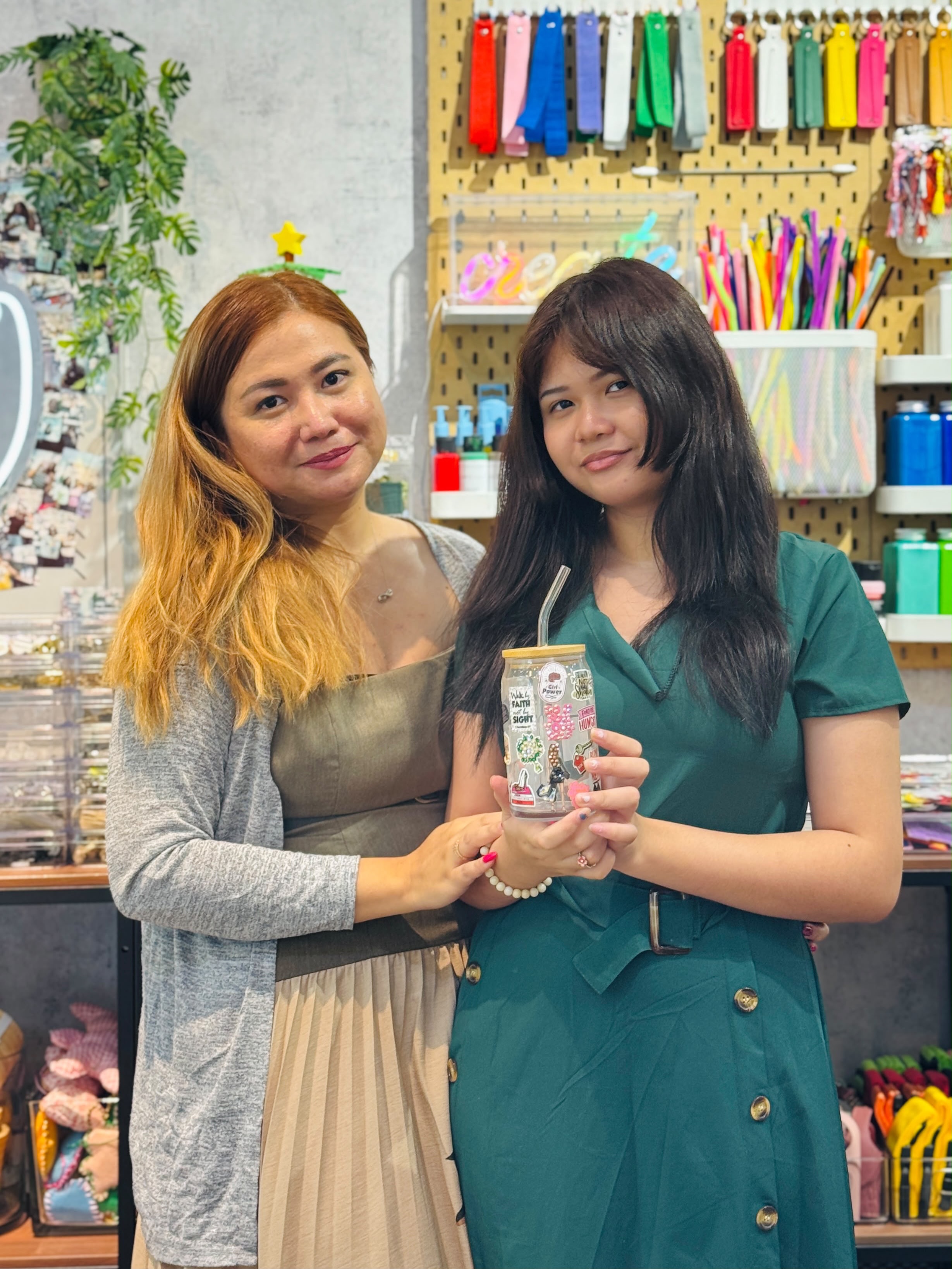 When two little besties spend their day bonding over art! 🎨🤍
A little creativity, lots of giggles, and beautiful memories made along the way. Because childhood friendships are even sweeter when you get to create something together. ✨
Bring your little ones and their besties to AMR for a fun and creative bonding experience! 💕
And the sweetest part? Unlimited drinks while they get creative! 🥛☕ From chocolatey treats for the little ones to coffee, lattes, cappuccinos, and more for the grown-ups.
📍A M R DESIGN & ARTWORK SERVICES LLC
Shop 03 G/F AB Centre, Sheikh Zayed Road, Al Barsha 1, Dubai
🕕 Opens daily 10:00am-8:00pm
#art #artworkshop #workshop #artdate #souvenir
عندما تقضي صديقتان صغيرتان وقتاً ممتعاً معاً في عالم الفن والإبداع! 🎨🤍
القليل من الإبداع، والكثير من الضحكات، وذكريات جميلة تبقى معهما. لأن صداقات الطفولة تصبح أجمل عندما يبدع الأطفال ويصنعون أشياء مميزة معاً. ✨
اصطحبوا أطفالكم وأصدقاءهم إلى استوديو AMR لقضاء وقت مليء بالمرح والإبداع وصنع أجمل الذكريات! 💕
والأجمل من ذلك؟ مشروبات غير محدودة طوال وقت استمتاعهم بالأنشطة الفنية! 🥛☕ من مشروبات الشوكولاتة اللذيذة للصغار إلى القهوة واللاتيه والكابتشينو والمزيد للكبار.
📍 A M R DESIGN & ARTWORK SERVICES LLC
المحل رقم 03، الطابق الأرضي، مركز AB، شارع الشيخ زايد، البرشاء 1، دبي
🕙 نفتح أبوابنا يومياً من الساعة 10:00 صباحاً حتى 8:00 مساءً.