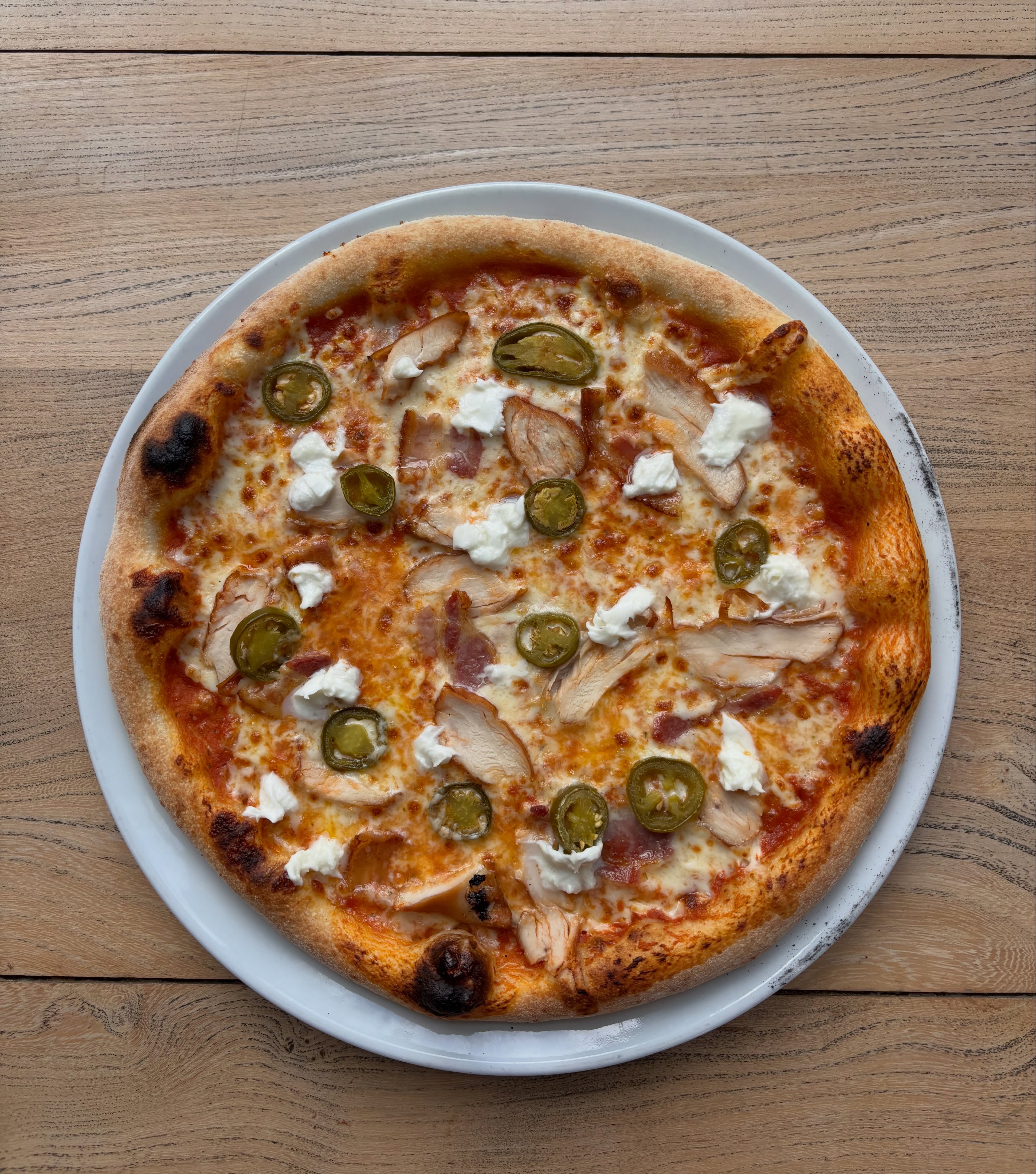 Smoked chicken pizza with bacon, jalapeños and buffalo mozzarella 🍕