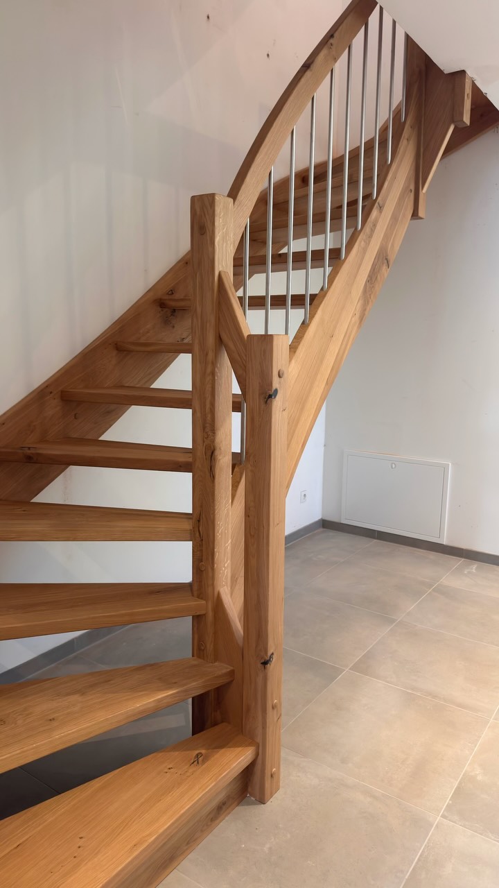 🌳 Zwei Treppen – ein harmonisches Gesamtbild
Bei diesem Projekt durften wir gleich zwei individuelle Treppen aus massiver Eiche fertigen und montieren. 🪵🔨
Die natürliche Struktur und der warme Farbton der Eiche verleihen der Treppenanlage einen besonderen Charakter. Ergänzt durch die schlanken Edelstahlstäbe entsteht eine moderne Kombination aus Massivholz und Metall.
Von der Fertigung bis zur Montage – bei uns entsteht jedes Bauteil nach Maß und mit viel Liebe zum Detail. 💪
Zwei Treppen, ein durchgängiges Design und echtes Handwerk.
📐 Individuelle Maßanfertigung
🪵 Massivholz Eiche
🔩 Edelstahlgeländer
🔨 Fertigung & Montage aus einer Hand. #treppenbau #treppengeländer #holzliebe #handwerksqualität #handmade