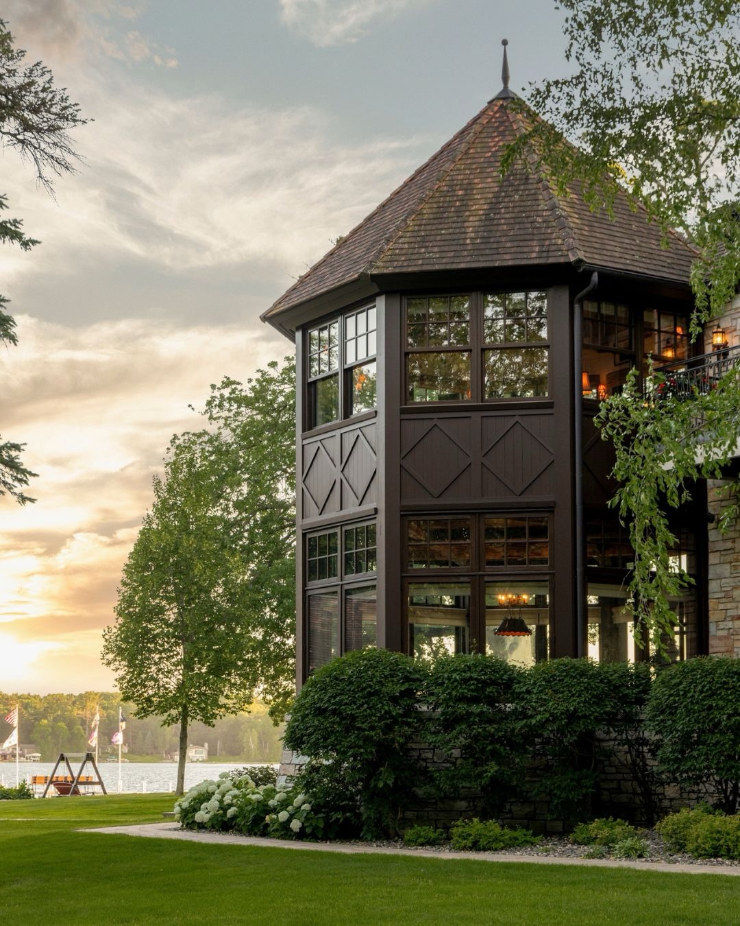 This one feels like it belongs in another world 😍 There’s something so captivating about the old-world architecture, and the Wisconsin stone gives the entire home an incredible presence.
Custom Home Builder: @norsoncustombuilders
Photography: @spacecrafting_photography