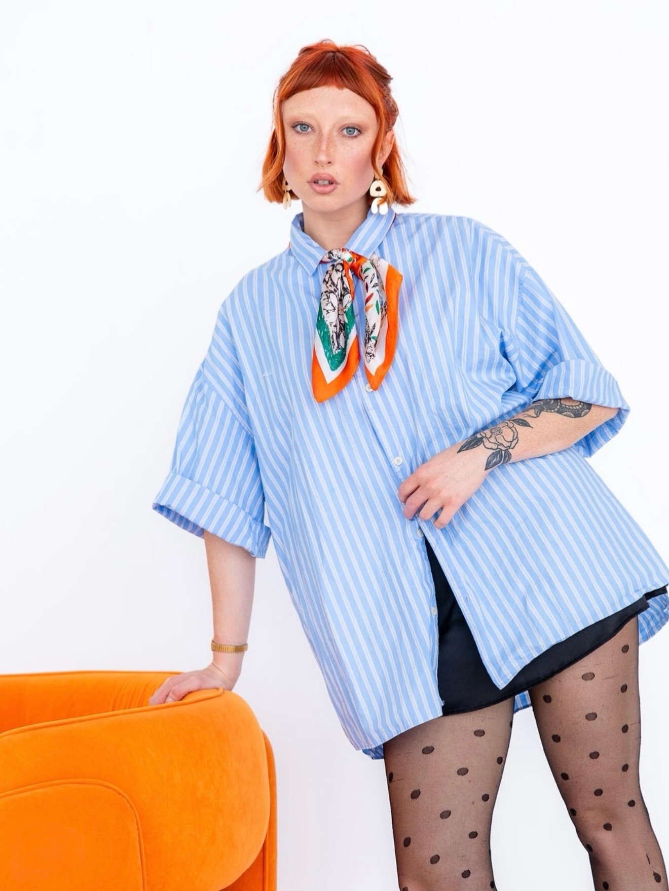 Not your average portraits 🧡
One thing about Black & Light Studio? We are V E R S A T I L E.
The studio might be decked out with wreaths, trees, greens, and reds right now, but we still have plenty of clean, colorful, non-holiday moments ready to shoot.
Case in point: this bold little branding portrait for a hairstylist/salon shoot. Clean backdrop, statement chair, great light, and just enough personality to make it feel anything but basic.
Whether you’re shooting holiday minis, branding photos, headshots, content, portraits, or something totally your own, there’s room to make the studio fit the vision.
Holiday season is here, but Black & Light is never just one thing. ✨
Photographer: @ericaeastphoto
Stylist: @styledbyjadan | @vibedthestudio
Studio: @blackandlightstudiodfw
