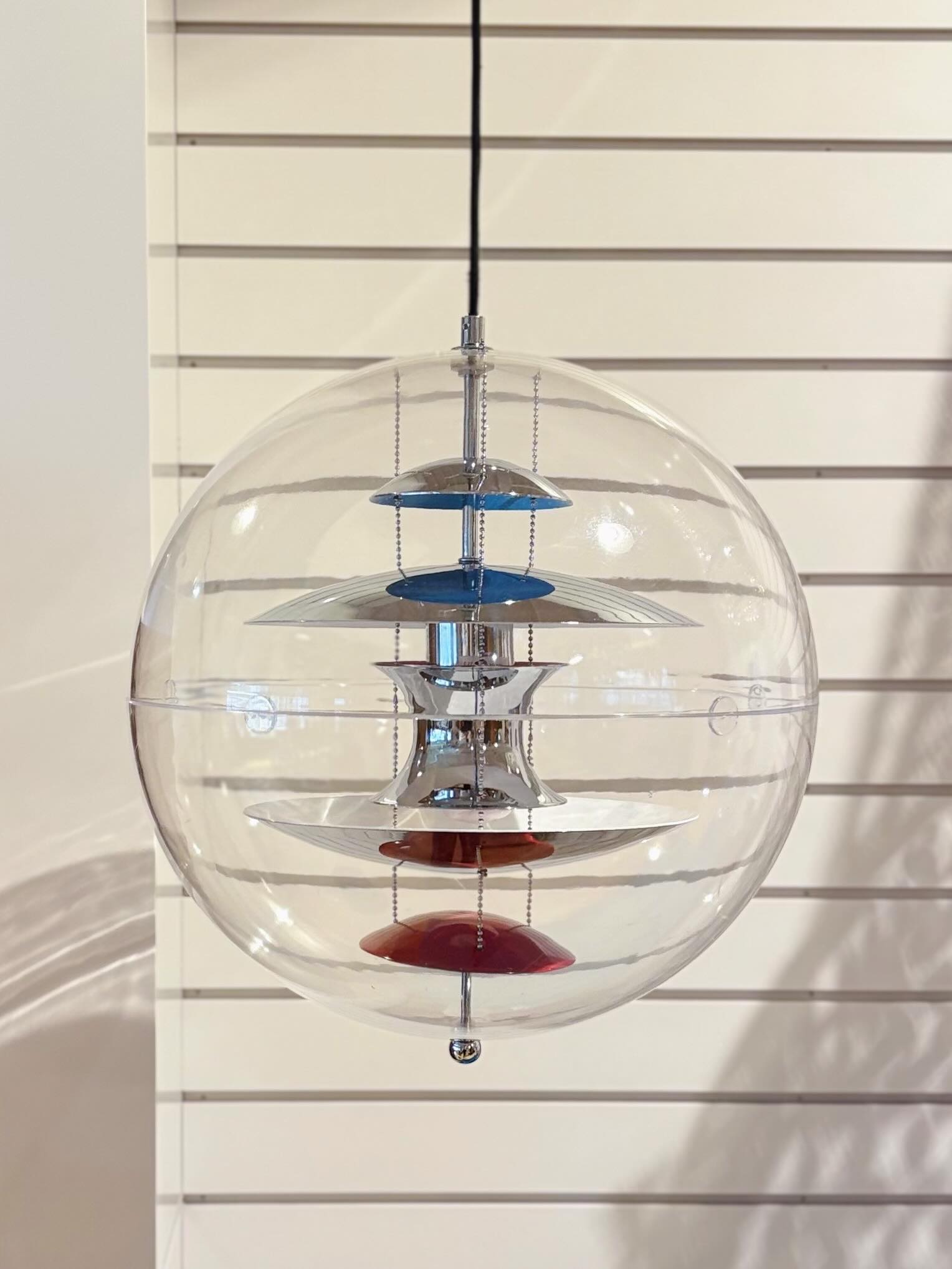 TIPS! På auktion just nu: VERNER PANTON. Taklampa, ”VP-Globe”; för Verpan/Frandsen
Objektsnummer: 5444736.
Sök på objektsnumret på Auctionet.com eller i Auctionet-appen för att komma till auktionen och se fler foto och detaljer. Auktionen avslutas den 17/10. ✨
#vernerpanton #antikamöbler #secondhandumeå #auktionumeå #preloved