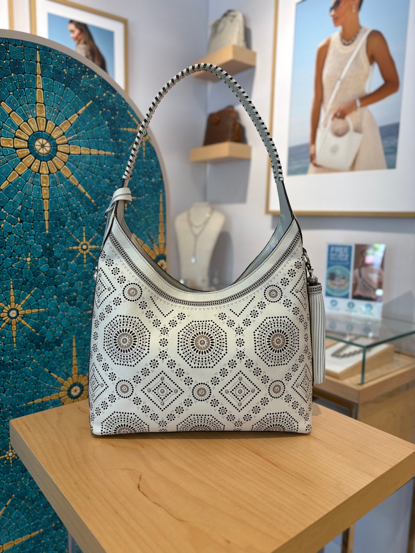 👜 The perfect finishing touch to any look, a great handbag brings style and personality wherever you go.
Explore @brightoncollectibles handbag collection and discover styles designed for every occasion.
Click the link in our bio to find them on the map.
#fountainsatrsvl #rosevilleca #rosevilleshopping #nationalhandbagday