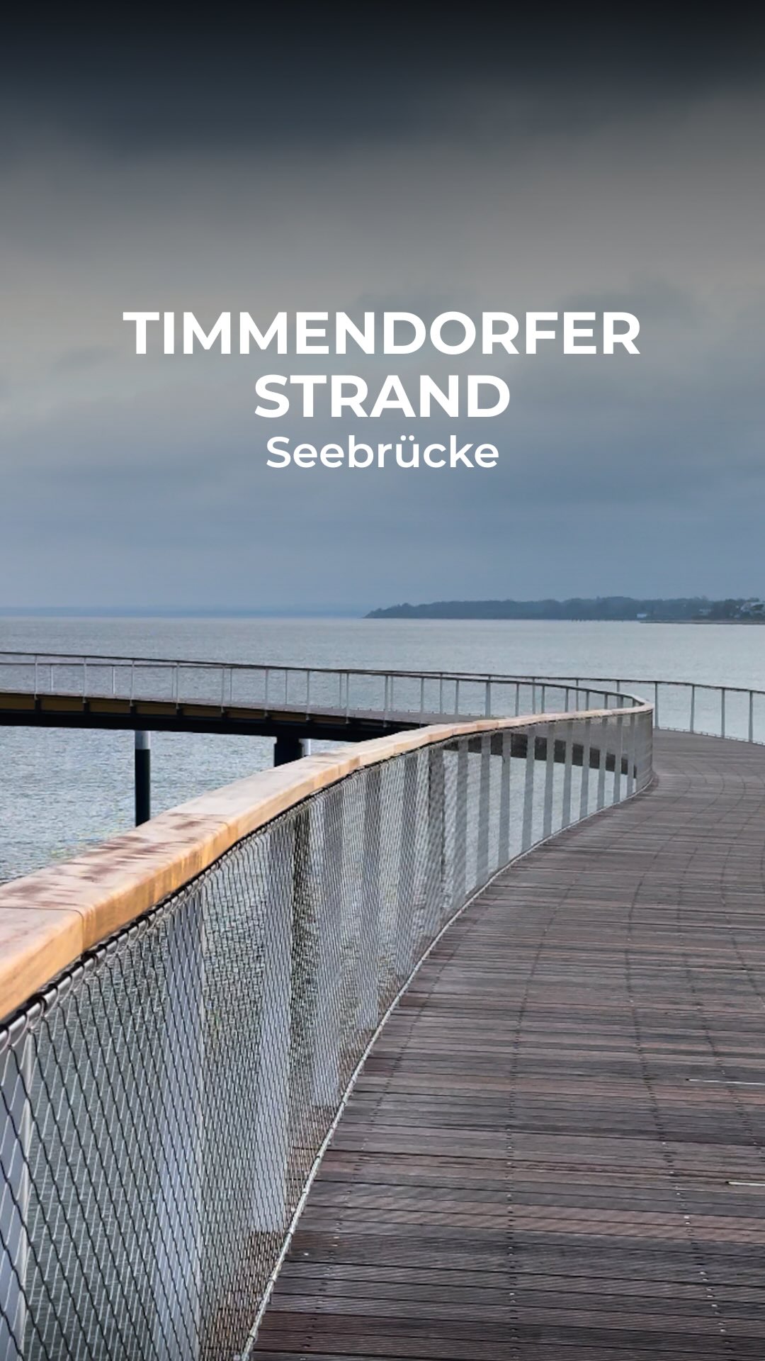 Werbung l Herbstspaziergang durch Timmendorf? Da darf die Seebrücke natürlich nicht fehlen! 😍
250 Meter ragt sie ins Meer hinein und durch die geschwungene Form habt ihr mit fast jedem Schritt einen neuen Blick auf die Ostsee. 🌊 Außerdem seht ihr von hier sogar den Hansa-Park und habt eine fantastische Aussicht auf Travemünde! 😊
Eine Auszeit am @timmendorferstrand_niendorf? Einfach herrlich! 😍
Wer war schon hier? Oder steht’s noch auf eurer Liste? 😍
📍 Strandpromenade, 23669 Timmendorfer Strand
Folgt uns gern für mehr wunderbare Tipps im Norden! 💛