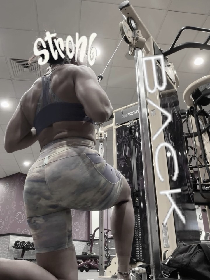 Looking for a routine to build a strong back?
Save this routine for later & tag a friend!
-single lat pulldowns 4x10 per arm
-close grip pull downs 4x10
-face pulls 4x10
-lat pulldowns 4x10
-pullovers 4x10
-reverse pulldowns 4x10
- single reverse fly 4x10 per arm