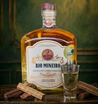Cachaça Rio Mineiro 5 Madeiras 750ml — amburana, carvalho, bálsamo, canela sassafrás e jequitibá em um blend complexo e premiado. Textura aveludada, notas de baunilha, mel e especiarias com final longo e refrescante. Perfeita para degustar pura ou criar coquetéis autorais. Link in Bio
#Cachaça #RioMineiro #CachaçaArtesanal #Drinks #Degustação #Mixologia #BebidasGourmet #Promoção