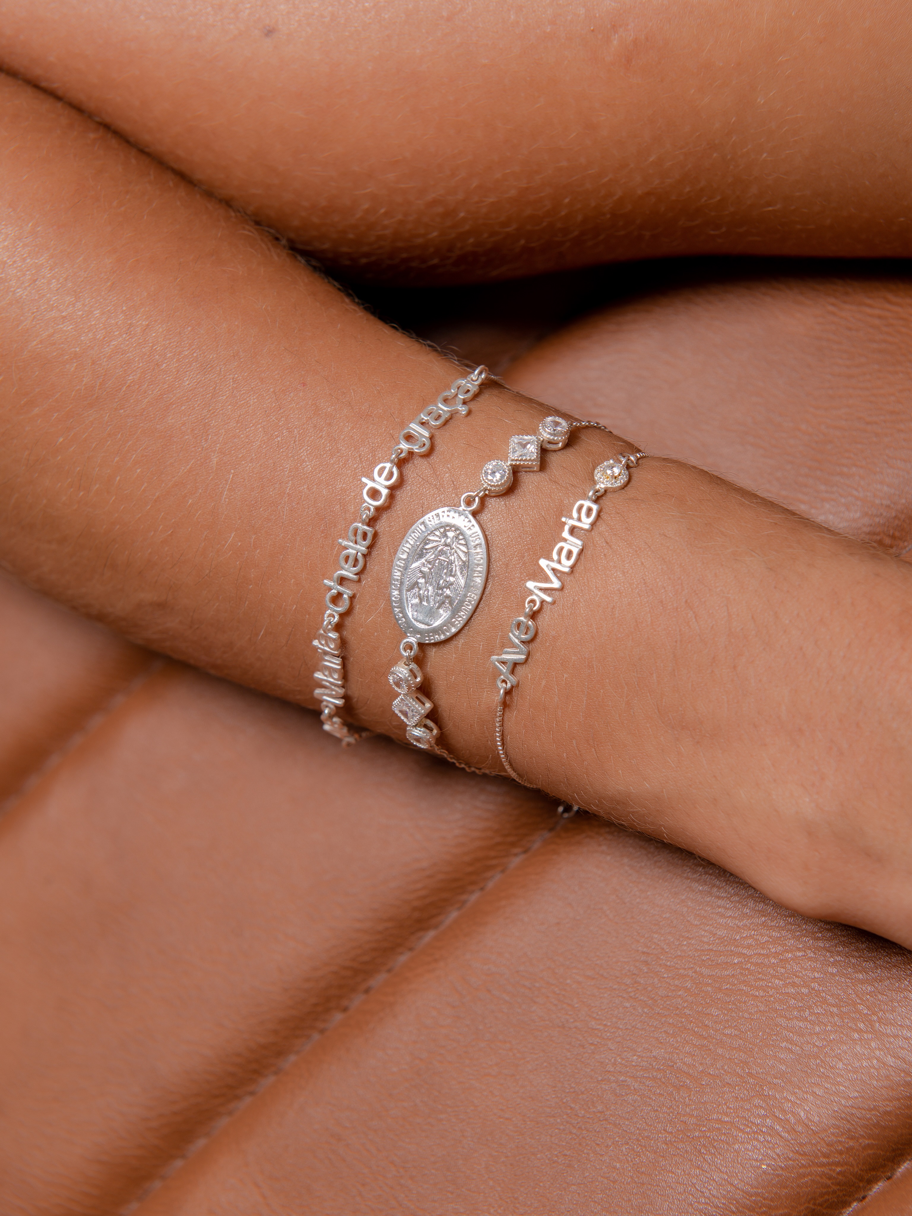 Fé em cada detalhe | Pulseiras em prata que unem medalhas, palavras e símbolos de devoção em composições delicadas e cheias de significado.
Da Sagrada Família à Ave-Maria e à Medalha Milagrosa, cada peça carrega uma simbologia especial de amor, proteção e devoção.
Joias autorais em prata.
Loja aberta.