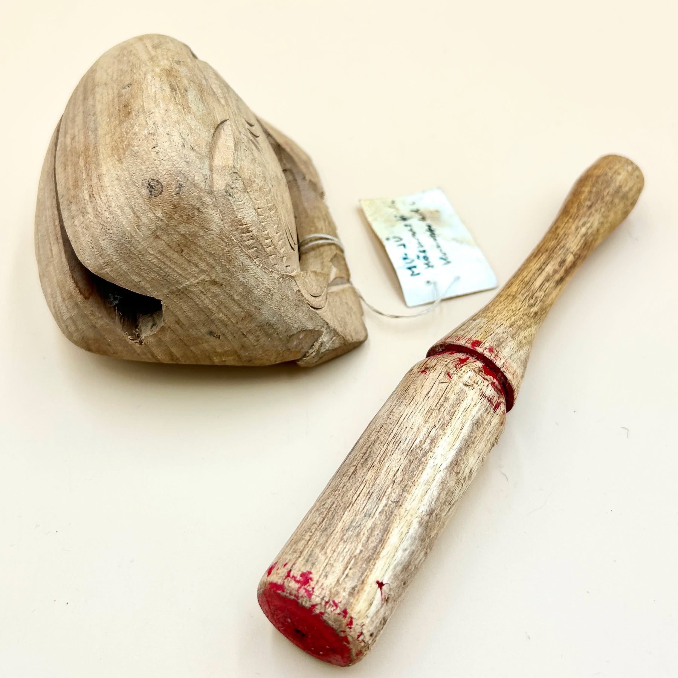 ❌ SPRZEDANY | Instrument mokugyo, Japonia, lata 60.
Tradycyjny buddyjski instrument perkusyjny znany jako mokugyo (japoński) lub muyu (chiński), często nazywany „drewnianą rybą”, wraz z pasującą drewnianą pałką (batti / striker). Używany podczas praktyk buddyjskich. Na ostatnim slajdzie wideo prezentuje jego dźwięk.
Dołączony podpis od oryginalnego sprzedawcy (nie do rozczytania...).
Wymiary: 10 cm x 9 cm
Pałka: 17 cm (nie jest oryginalna dla tego instrumentu).
210 + 20 PLN koszt wysyłki