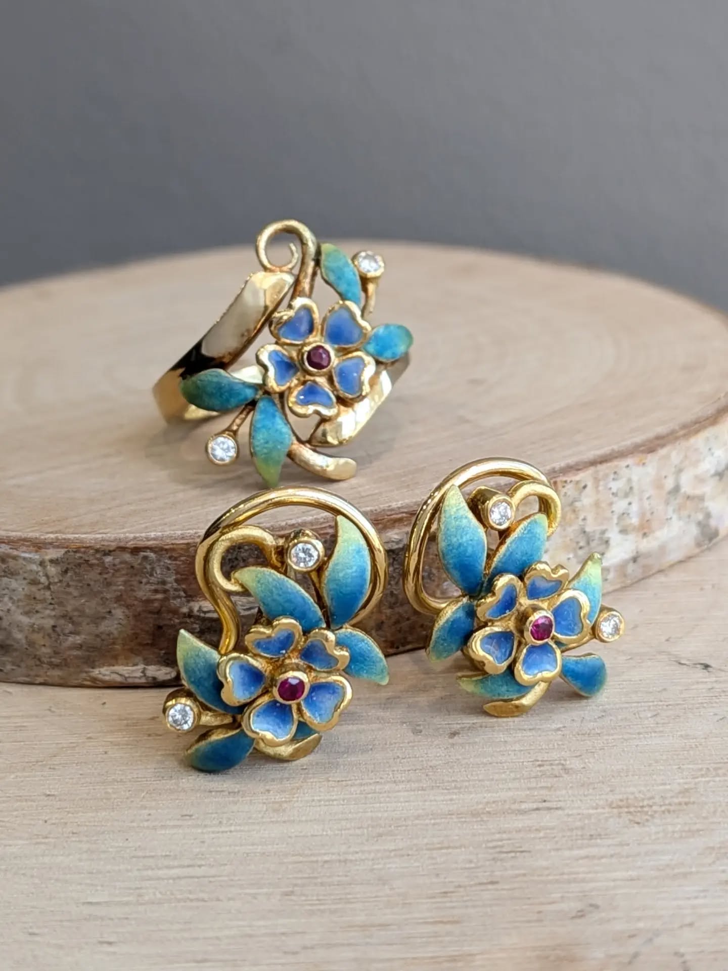 Captured in translucent plique-à-jour enamel, these tiny treasures look as though they were plucked straight from a secret, sun-dappled forest floor where fairies come to dance. 🌿✨
Are you drawn more to the matching earrings or the ring for this enchanting garden-inspired look?
Find them in our Fine Estate Collection now!
#pliqueajour
#enamel
#jewelryset
#nouveau10
#antiquejewelry