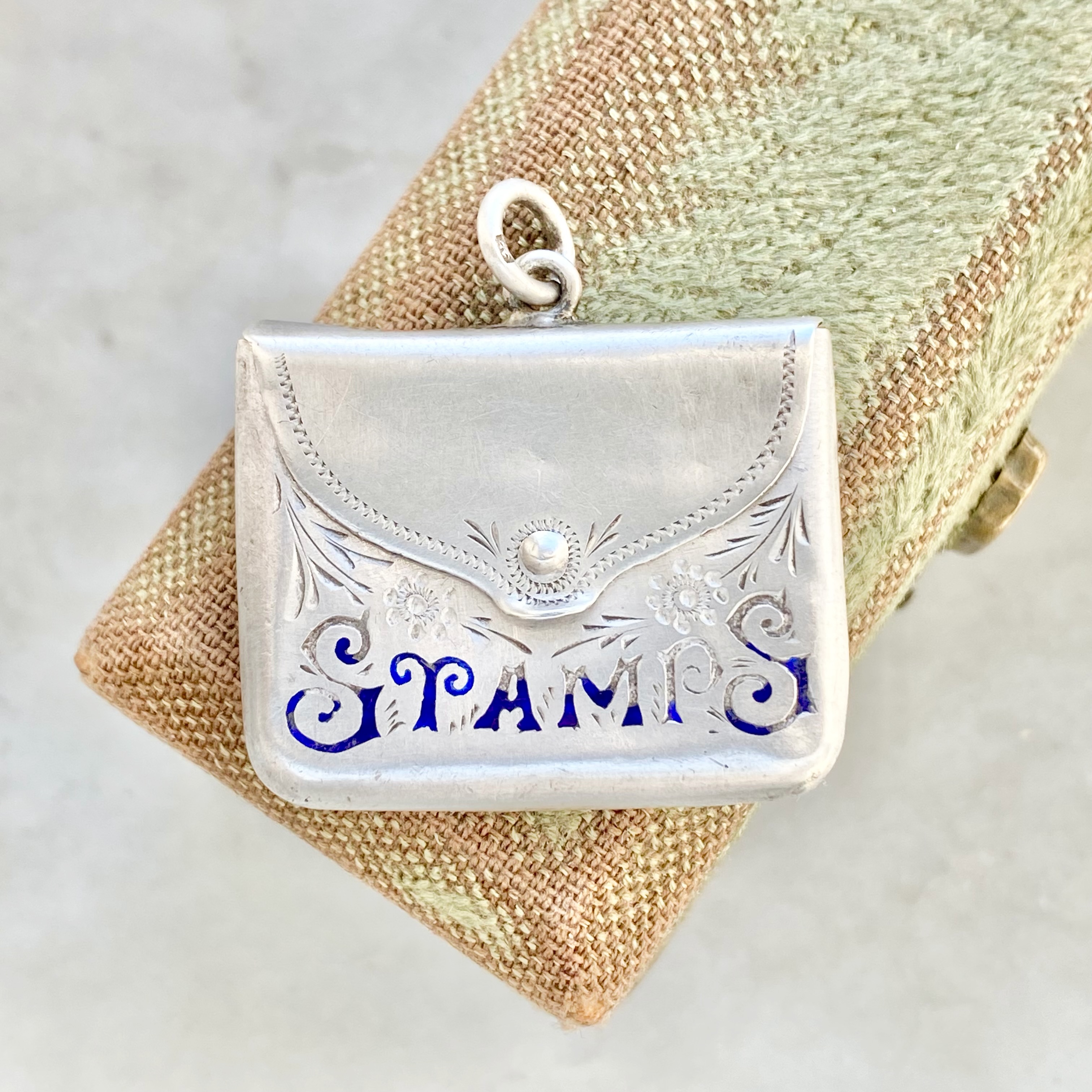 💌 We’re taking you back to 1904 with this wonderful antique pendant 🥹 A time when you needed to keep your stamps close to hand for posting all of your letters 📝📮 This beautiful envelope has been crafted in sterling silver and is so prettily decorated with little flowers 🌼 and blue enamel lettering 💙 The flap opens so you can pop you stamps inside, or perhaps another memento today like a love note or photo 💕 Inside there are British hallmarks for the maker Crisford & Norris Ltd, Chester and the date letter ‘D’ for 1904 😍 A true wearable piece of history - take us back to letter-writing days 🥰 If you’d like the full details on this sweet piece, it’s available via our website