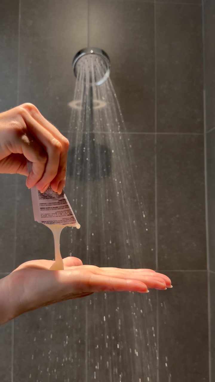 If you received a sample from me, save this—here’s how to use it 👇🏼
Fully saturate your hair, emulsify the shampoo between your hands and massage it into your scalp. Rinse and repeat until your hair feels clean.
The first wash may barely lather. That doesn’t mean it isn’t working—oil and product buildup can get in the way. I went 3–4 days between washes, so mine needed three rounds and a little extra love.
Finish with conditioner, saturate the hair, let it sit for a few minutes and rinse thoroughly.
Not sure which shampoo + conditioner your hair needs? Comment SHAMPOO and I’ll send you a personalized recommendation 🤍