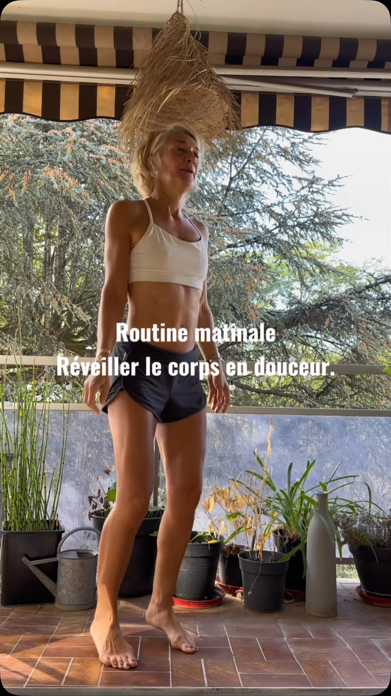 🌸 Une routine matinale pour réveiller le corps en douceur.
👉🏻 Petits rebonds – pour activer la pompe veineuse et stimuler la circulation. Le mouvement vertical crée un effet de pompage qui relance le flux lymphatique.
👉🏻 Travail des mollets – pour soutenir le retour sanguin. Le mollet agit comme un véritable « cœur périphérique » qui aide le sang à remonter vers le cœur.
👉🏻 Torsions et spirales – pour libérer les fascias et relancer la lymphe. Les mouvements en spirale favorisent le glissement des tissus et libèrent les tensions accumulées.
👉🏻 Flexion avant – pour délester la colonne et étirer la chaîne postérieure. Libérer les cervicales.
👉🏻 Enrouler, dérouler – pour mobiliser la colonne vertèbre par vertèbre, en respectant son rythme.
👉🏻 Flow de lâcher-prise – pour apaiser le système nerveux. Une respiration lente et profonde active le système parasympathique, celui qui calme et recentre.
👉🏻 Secouer – pour relâcher le haut du corps et laisser tomber les tensions.
🌸 Un réveil en douceur, pour démarrer la journée dans son corps 💫
🌿 Retrouvez toutes mes séances sur mon site : MOVE WITH ME
🔗 https://www.movewithmeisabelle.com/
#movewithmeisabelle #methodedegasquet #routinematinale #systemenerveux #lymphe