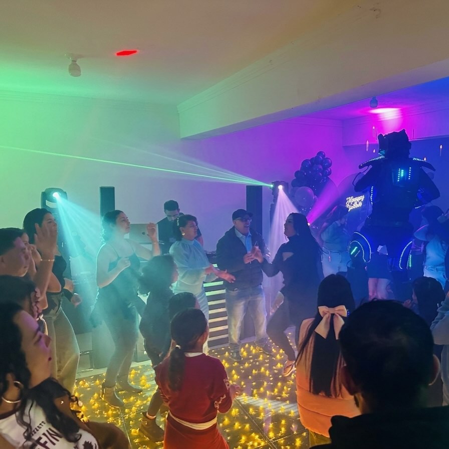 🔊✨ Cada evento merece uma estrutura à altura!
Dj que agita a galera, Som de qualidade, Iluminação de balada e pista de LED para transformar sua festa em uma experiência inesquecível! 🎧🔥
📲 Quer uma estrutura assim no seu evento? Clique no link na Bio e peça seu orçamento!
#hififestas #someiluminação #djparafestas #festas #pistadeled