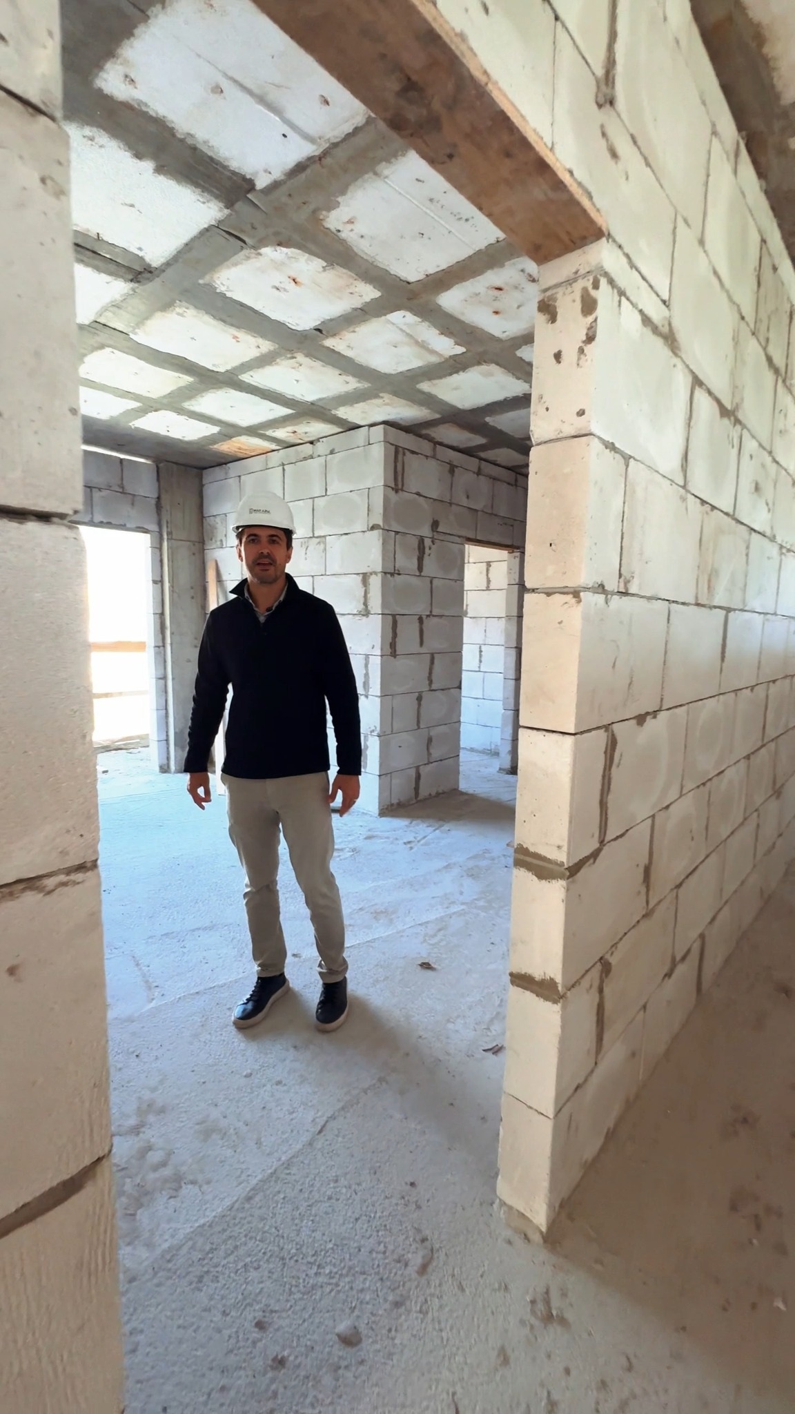 Antes dos acabamentos, a obra já revela o cuidado por trás do projeto.
No apartamento 05, a distribuição dos ambientes e as aberturas para luz natural começam a dar forma à experiência de morar bem. 🌊
Conheça o Arbor Nova Cachoeira pelo link da bio.