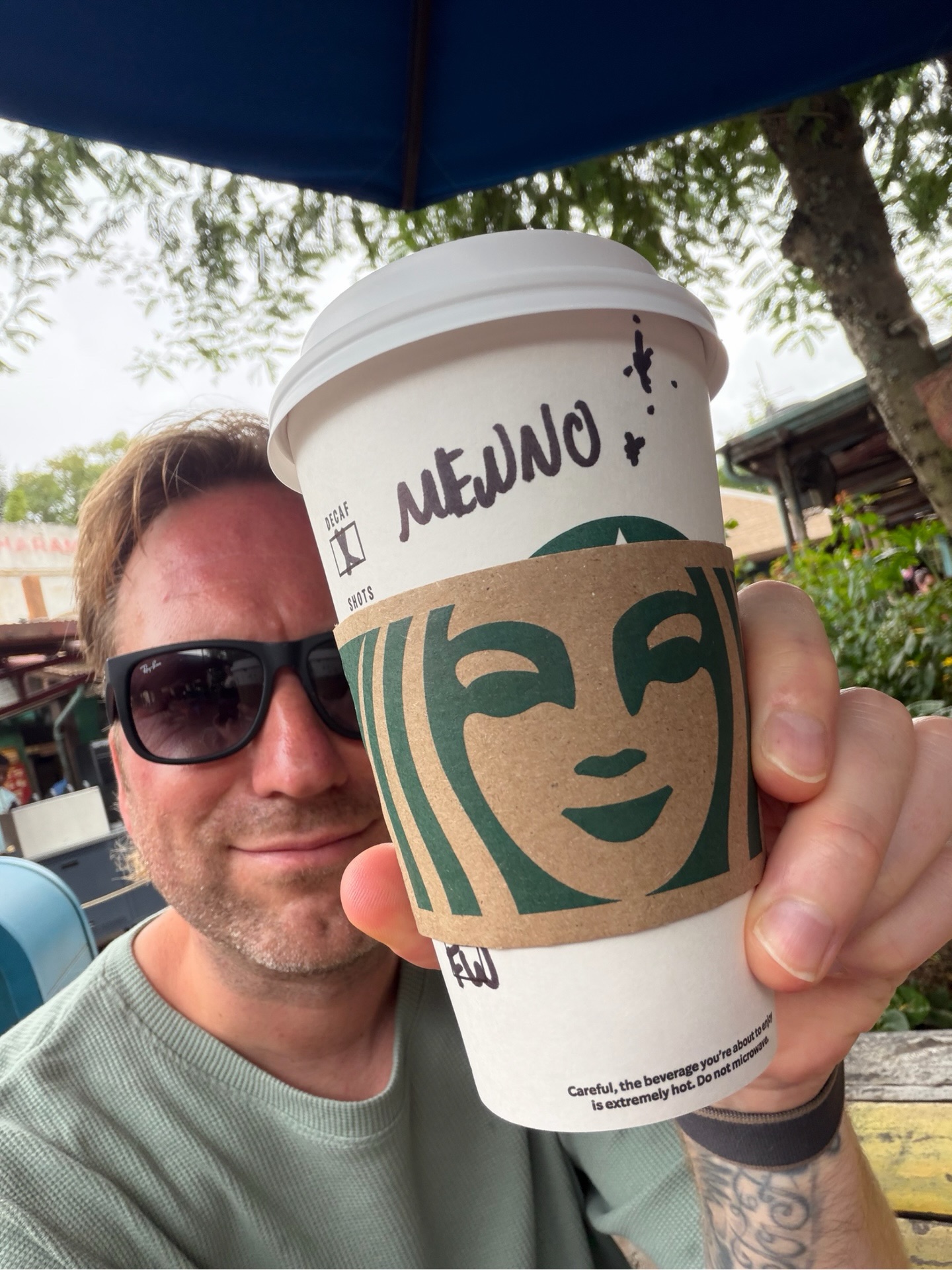 Sunday is for Swiping! 😎 #week41
1 - 😎☕️
2 - Bye Bye! 👋
3 - Saluti dall’Italia! 🇮🇹
4 - Blizzard Beach! 🏝️
5 - Ook in Mainstreet USA is het niet altijd zonneschijn! ☂️
6 - Deze heeft een naam: The No Way José 🍦
Chocolate and vanilla ice cream (typically 2 scoops of each)
Warm peanut butter sauce and hot fudge
Chocolate chips, peanut butter chips, whipped cream, and a cherry on top
(Maar die had ik al op)
7 - 😎
8 - Ik begin altijd met de oren… 🧇
9 - We hebben Nemo gevonden! Hij was in Nootdorp! 🐠
10- Blousjes helemaal on point! 🎺