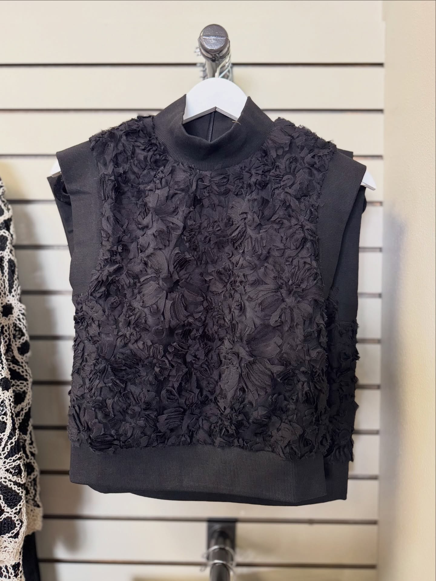 We could build a classic wardrobe around black, grey, and white. Fall colors may be trending for the season, (and we do adore them!!) but black & white are always in style!
#classicwardrobe #styleinspiration #boutiquestyle #outfitinspiration #downtownbaraboo
